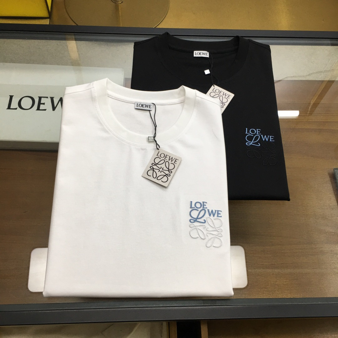 NO:494665,New product [Loew] 2025ss Spring and Summer New product, uses 80 double-sided mercerized cotton fabric, the fabric has been washed and has a softer feel, which is perfect, with a very strong texture, and the top classic pattern embellishes the iconic brand logo, highlighting the brand style, soft texture, simple and unique charm, close to the body, cool and smooth. It absorbs moisture and sweat, is simple and generous without losing its fashion, the three-dimensional cut, and the upper body is super stylish!  Super casual, fashionable and versatile!  Code number M-3XL Color black-white, loewe,alexander wang19860909新品【Loew】 2025ss春夏新品,采用80支双面丝光棉面料,布料经过洗水处理,手感更柔软,堪称完美,质感非常强,顶级经典图案点缀标志性品牌标识,彰显品牌格调,质感柔软,简约而富有独特魅力,贴身冰爽顺滑.吸湿排汗,简约大方又不失时尚,版型立体裁剪,上身超有型！超级休闲时尚百搭！ 码数Ｍ-3XL 颜色黑色-白色,,loewe,alexander wang,Men's clothing