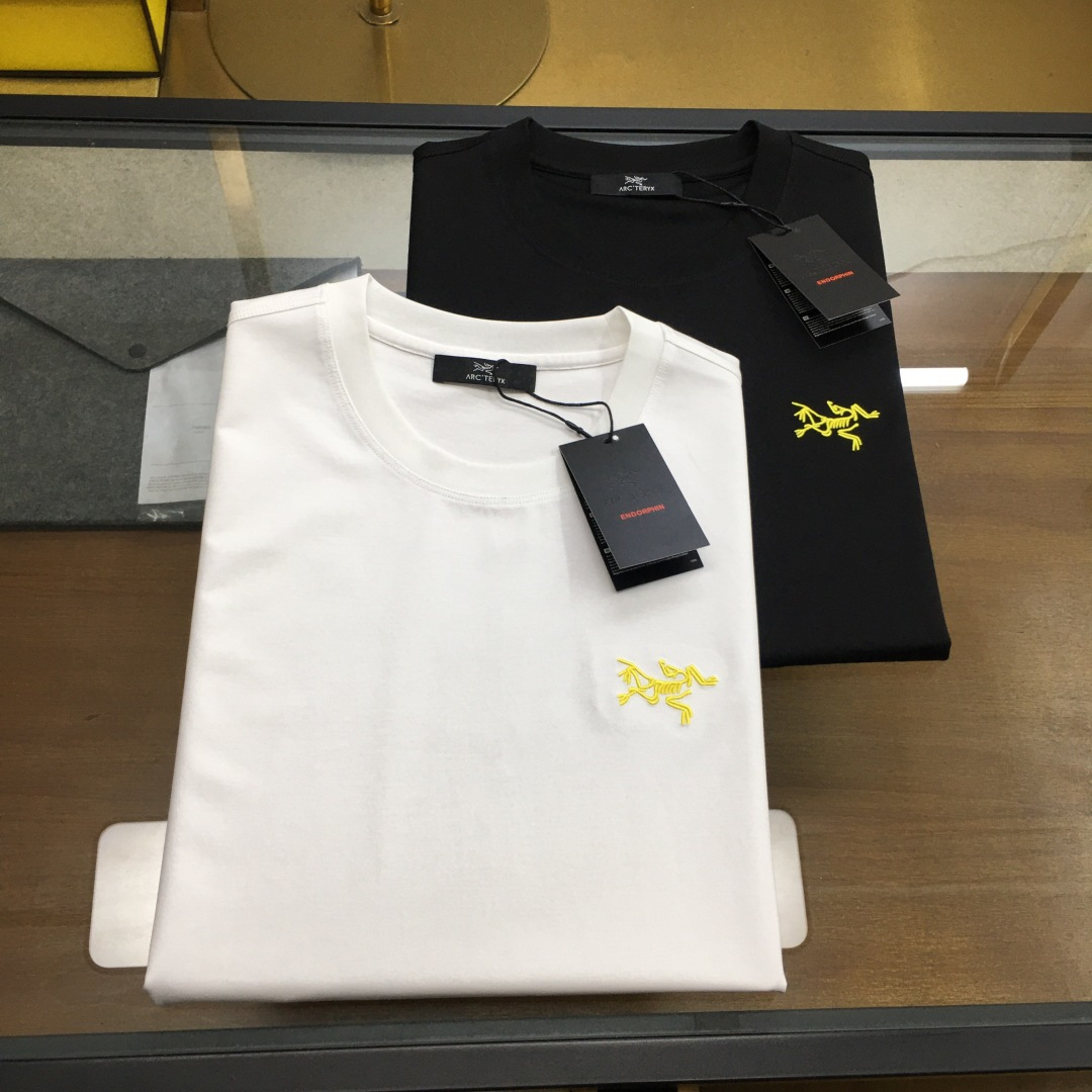 NO:494674,New product [Original] 2025ss Spring and Summer new product, uses 80 double-sided mercerized cotton fabric, the fabric has been washed and has a softer feel, which is perfect, with a very strong texture, and the top classic pattern embellishes the iconic brand logo, highlighting the brand style, soft texture, simple and unique charm, close to the body, cool and smooth. It absorbs moisture and sweat, is simple and generous without losing its fashion, the style is three-dimensional, and the upper body is super stylish!  Super casual, fashionable and versatile!  Code number M-3XL color black-white, alexander wang19860909新品【始祖】 2025ss春夏新品,采用80支双面丝光棉面料,布料经过洗水处理,手感更柔软,堪称完美,质感非常强,顶级经典图案点缀标志性品牌标识,彰显品牌格调,质感柔软,简约而富有独特魅力,贴身冰爽顺滑.吸湿排汗,简约大方又不失时尚,版型立体裁剪,上身超有型！超级休闲时尚百搭！ 码数Ｍ-3XL 颜色黑色-白色,,alexander wang,Men's clothing