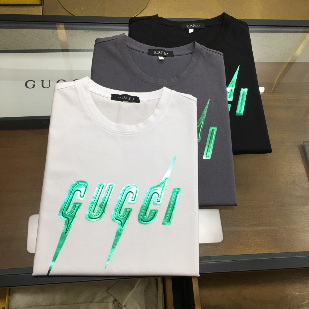 NO:462549,New product 'Gu ci...' 2025 spring and summer new model first-time counter latest short-sleeved round-neck T-shirt, high-end customization, avant-garde and fashionable design!  Brand logo heavy craft design, high-end customized double mercerized fabric, soft feel, comfortable to wear, exquisite counter-level car line, fine workmanship, invincible and handsome upper body effect!  A must-have item for handsome men!  Fatty Gospel - Three colors as shown in the picture Number of codes M-5XL (maximum 6xl can wear 230 catties), T-shirt,tees, t-shirt,alexander wang19860909新品 《Gu ci...》 2025春夏新款首发专柜最新款短袖圆领T恤 高端订制 设计前卫时尚！品牌logo重工艺设计 高端定制双丝光面料.手感柔软.穿着舒适.专柜级别精致车线.做工精细.上身效果无敌帅气！型男必备单品！胖子福音-- 三色如图 码数 M-5XL(最大6xl可穿230斤),,T-shirt,tees，t-shirt,alexander wang,Men's clothing