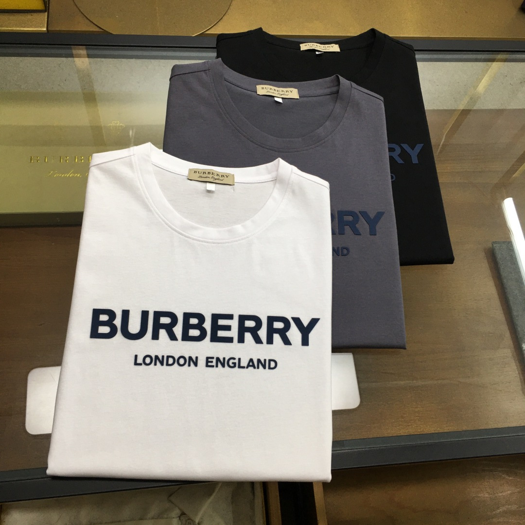 NO:462501,New product 'Burber...y' 2025 spring and summer new model first-time counter latest short-sleeved round-neck T-shirt, high-end customization, avant-garde and fashionable design!  Brand logo heavy craft design, high-end customized double mercerized fabric, soft feel, comfortable to wear, exquisite counter-level car line, fine workmanship, invincible and handsome upper body effect!  A must-have item for handsome men!  Gospel of Fatty - Three colors as shown in the picture Number of codes M-5XL (maximum 6xl can wear 230 catties), burberry, T-shirt,tees, t-shirt,alexander wang19860909新品 《Burber...y》 2025春夏新款首发专柜最新款短袖圆领T恤 高端订制 设计前卫时尚！品牌logo重工艺设计 高端定制双丝光面料.手感柔软.穿着舒适.专柜级别精致车线.做工精细.上身效果无敌帅气！型男必备单品！胖子福音-- 三色如图 码数 M-5XL(最大6xl可穿230斤),,burberry,T-shirt,tees，t-shirt,alexander wang,Men's clothing