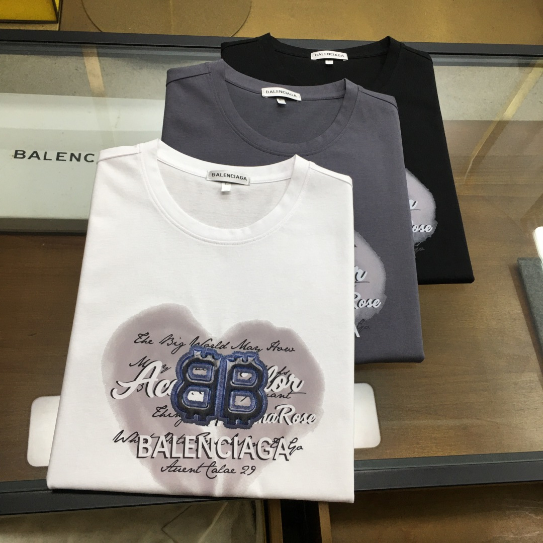 NO:462489,New product 'BLCA...' 2025 spring and summer new model first-time counter latest short-sleeved round-neck T-shirt, high-end customization, avant-garde and fashionable design!  Brand logo heavy craft design, high-end customized double mercerized fabric, soft feel, comfortable to wear, exquisite counter-level car line, fine workmanship, invincible and handsome upper body effect!  A must-have item for handsome men!  Fatty Gospel - Three colors as shown in the picture Number of codes M-5XL (maximum 6xl can wear 230 catties), T-shirt,tees, t-shirt,alexander wang19860909新品 《BLCA...》 2025春夏新款首发专柜最新款短袖圆领T恤 高端订制 设计前卫时尚！品牌logo重工艺设计 高端定制双丝光面料.手感柔软.穿着舒适.专柜级别精致车线.做工精细.上身效果无敌帅气！型男必备单品！胖子福音-- 三色如图 码数 M-5XL(最大6xl可穿230斤),,T-shirt,tees，t-shirt,alexander wang,Men's clothing