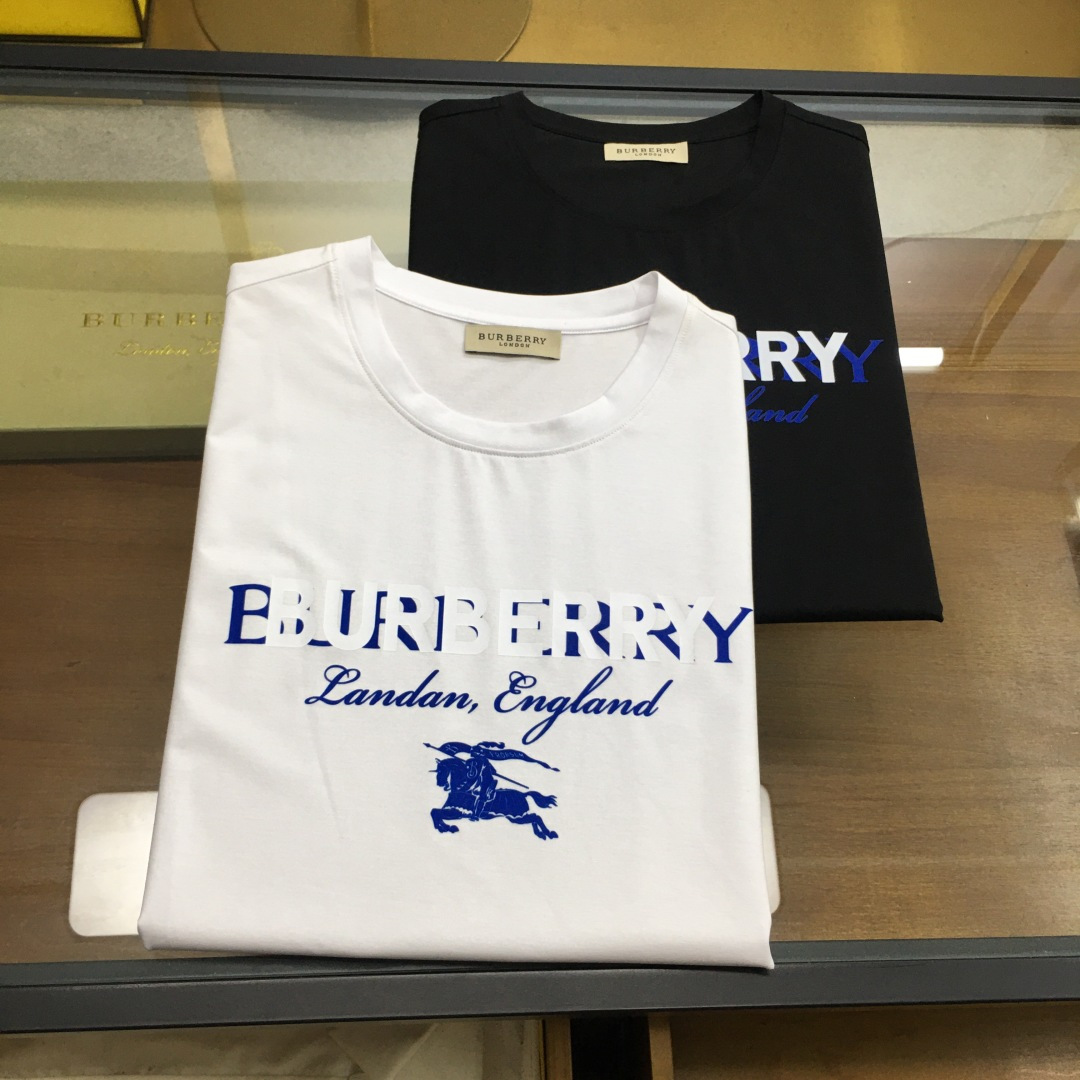 NO:483689,New product 'Burber...y' 2025 spring and summer new model first-time counter latest short-sleeved round-neck T-shirt, high-end customization, avant-garde and fashionable design!  Brand logo heavy craft design, high-end customized double mercerized fabric, soft feel, comfortable to wear, exquisite counter-level car line, fine workmanship, invincible and handsome upper body effect!  A must-have item for handsome men!  Gospel of Fatty--The color is as shown in the figure. Number of codes M-5XL (maximum 6xl can wear 230 catties), burberry, T-shirt,tees, t-shirt,alexander wang19860909新品 《Burber...y》 2025春夏新款首发专柜最新款短袖圆领T恤 高端订制 设计前卫时尚！品牌logo重工艺设计 高端定制双丝光面料.手感柔软.穿着舒适.专柜级别精致车线.做工精细.上身效果无敌帅气！型男必备单品！胖子福音-- 颜色如图 码数 M-5XL(最大6xl可穿230斤),,burberry,T-shirt,tees，t-shirt,alexander wang,Men's clothing