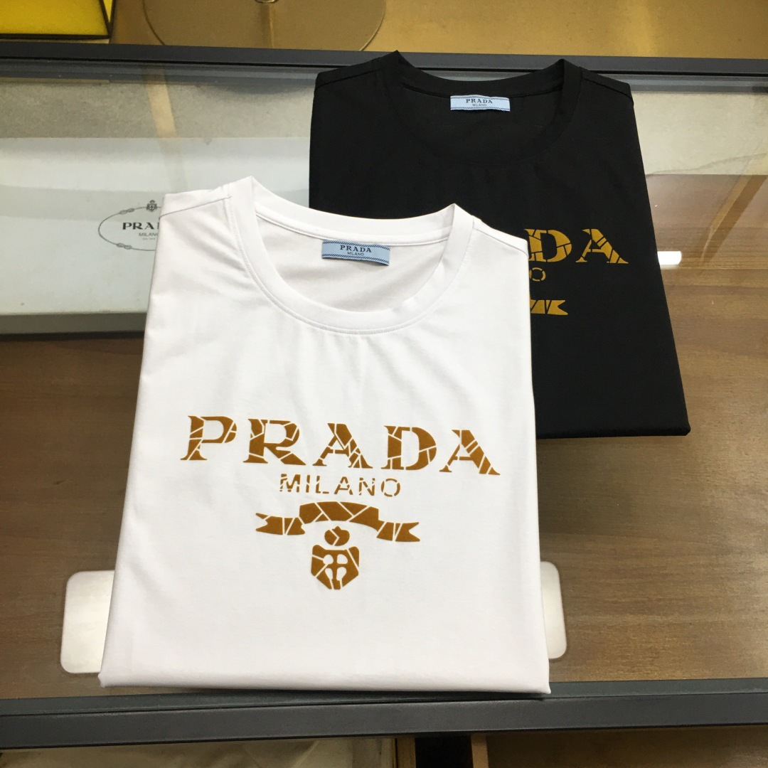 NO:483697,New product 'Prad' 2025 spring and summer new first-time counter latest short-sleeved round-neck T-shirt, high-end customization, avant-garde and fashionable design!  Brand logo heavy craft design, high-end customized double mercerized fabric, soft feel, comfortable to wear, exquisite counter-level car line, fine workmanship, invincible and handsome upper body effect!  A must-have item for handsome men!  Gospel of Fatty - Color as shown in the figure Number of codes M-5XL (maximum 6xl can wear 230 catties), prada, T-shirt,tees, t-shirt,alexander wang19860909新品 《Prad》 2025春夏新款首发专柜最新款短袖圆领T恤 高端订制 设计前卫时尚！品牌logo重工艺设计 高端定制双丝光面料.手感柔软.穿着舒适.专柜级别精致车线.做工精细.上身效果无敌帅气！型男必备单品！胖子福音-- 颜色如图 码数 M-5XL(最大6xl可穿230斤),,prada,T-shirt,tees，t-shirt,alexander wang,Men's clothing