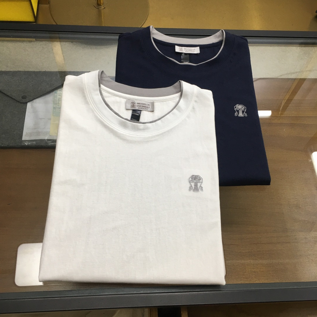 NO:483721,New product [BC] /AW Early Autumn B*C Bunello Tennis linen cotton round neck fake two-piece T-shirt, fixed weaving and dyeing natural precious Tennis linen cotton linen fiber fabric, combining the soft texture of Tennis linen and the cool and sweat-absorbing characteristics of the hemp fiber. The left chest is exquisite and classic logo embroidered, details enhance this classic shape. A contrasting trim with the same color as the embroidery is embedded in the neckline, cuffs and hem to create a sense of layering. The perfect pattern makes your activities more natural and comfortable and elegant. Classic hot product Navy blue, white M~3xl,,alexander wang19860909新品【BC】 /AW 早秋B*C 布内罗 天丝麻棉圆领假两件体恤 定织定染天然珍贵天丝棉麻纤维面料,兼具天丝柔顺的质地和麻纤维凉感吸汗特性.左胸精致经典标识绣花,细节提升本款经典造型,一条与绣花同色系撞色饰边镶嵌于领口、袖口和下摆,打造层次感,版型设计完美让您活动更加自然舒适且有气质 经典爆款 藏青色,白色M～3xl,,alexander wang,Men's clothing