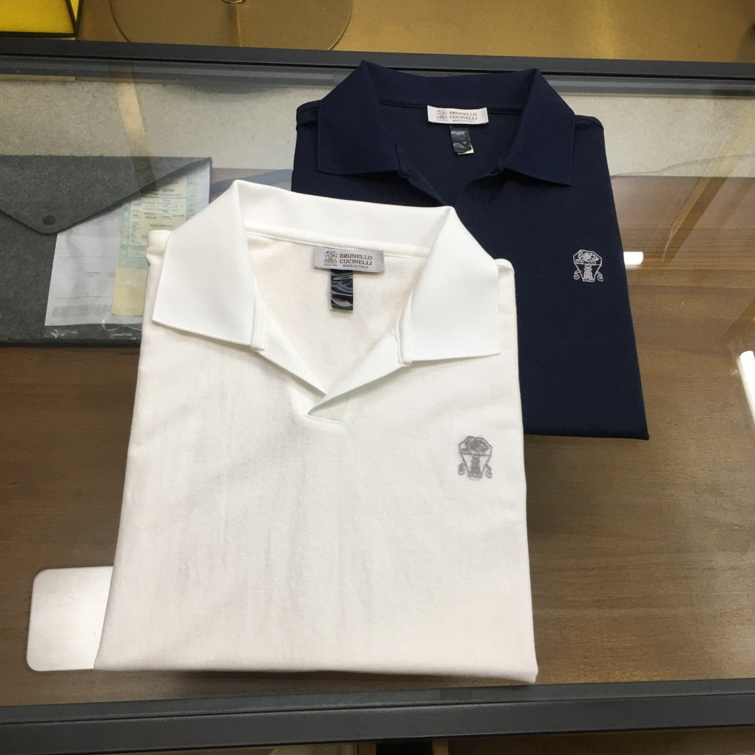 NO:483713,New product [BC] 2025/AW Early Autumn B*C Bunello Tensil Line Cotton Seagull Collar Polo Polo Detergent dyed natural lightweight Tensil Line Cotton Line fiber fabric, presents the unique fine lines of linen on the surface of the fabric, combining the soft texture of Tensil and the cool and sweat-absorbing characteristics of the hemp fiber. The unique seagull collar design shows fashionable but not losing the traditional classic. The exquisite logo embroidery on the left chest, the logo style and comfortable cutting lines enhance the style design of this POLO. Classic hot product Navy blue, white M~3xl,,alexander wang19860909新品【BC】 2025/AW 早秋B*C 布内罗 天丝麻棉海鸥领马球POLO 定织定染天然轻质天丝棉麻纤维面料,在织物表面呈现麻特有的细纹,兼具天丝柔顺的质地和麻纤维凉感吸汗特性.别致的海鸥领设计尽显时尚而又不失传统的经典.左胸精致标识绣花,标志版型和舒适裁剪线条提升了本款POLO的风格设计 经典爆款 藏青色,白色M～3xl,,alexander wang,Men's clothing