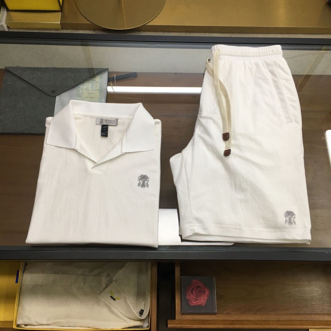 NO:483728,New product suit top shorts P【BC】discount /AW Early autumn B*C Bunello Tensil cotton seagull collar polo POLO set Definitely weaving and dyeing natural lightweight Tensil cotton linen fiber fabric, presenting the unique fine lines of hemp on the surface of the fabric, combining the soft texture of Tensil and the cool and sweat-absorbing characteristics of the hemp fiber. The unique seagull collar design shows fashionable but traditional classics. The exquisite logo embroidery on the left chest, the logo style and comfortable cutting lines enhance the style design of this POLO. Classic hot product Navy blue, white M~3xl, shorts, alexander wang19860909新品套装上衣短裤P【BC】拆卖 /AW 早秋B*C 布内罗 天丝麻棉海鸥领马球POLO套装 定织定染天然轻质天丝棉麻纤维面料,在织物表面呈现麻特有的细纹,兼具天丝柔顺的质地和麻纤维凉感吸汗特性.别致的海鸥领设计尽显时尚而又不失传统的经典.左胸精致标识绣花,标志版型和舒适裁剪线条提升了本款POLO的风格设计 经典爆款 藏青色,白色M～3xl,,shorts,alexander wang,Men's clothing