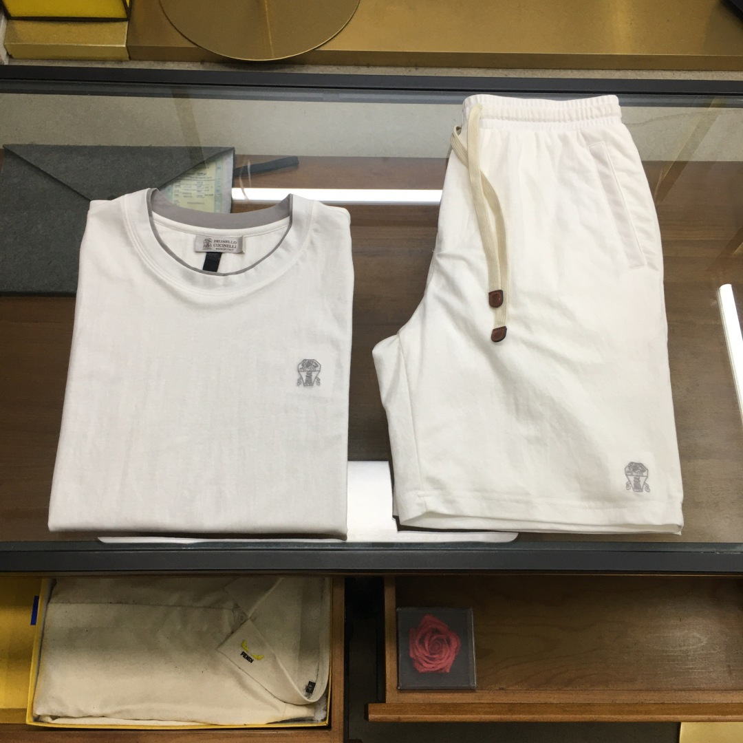 NO:483737,New product suit tops P【BC】discount /AW Early autumn B*C Bunello Tennis linen cotton round neck fake two-piece T-shirt suit Definitely weaving and dyeing natural precious Tennis cotton linen fiber fabric, combining the soft texture of Tennis and the cool and sweat-absorbing characteristics of the hemp fiber. The left chest is exquisite and classic logo embroidered, details enhance this classic shape. A contrasting trim with the same color as the embroidery is embedded in the neckline, cuffs and hem to create a sense of layering. The perfect pattern makes your activities more natural and comfortable and elegant. Classic hot product Navy blue, white M~3xl,,alexander wang19860909新品套装上衣裤P【BC】拆卖 /AW 早秋B*C 布内罗 天丝麻棉圆领假两件体恤套装 定织定染天然珍贵天丝棉麻纤维面料,兼具天丝柔顺的质地和麻纤维凉感吸汗特性.左胸精致经典标识绣花,细节提升本款经典造型,一条与绣花同色系撞色饰边镶嵌于领口、袖口和下摆,打造层次感,版型设计完美让您活动更加自然舒适且有气质 经典爆款 藏青色,白色M～3xl,,alexander wang,Men's clothing