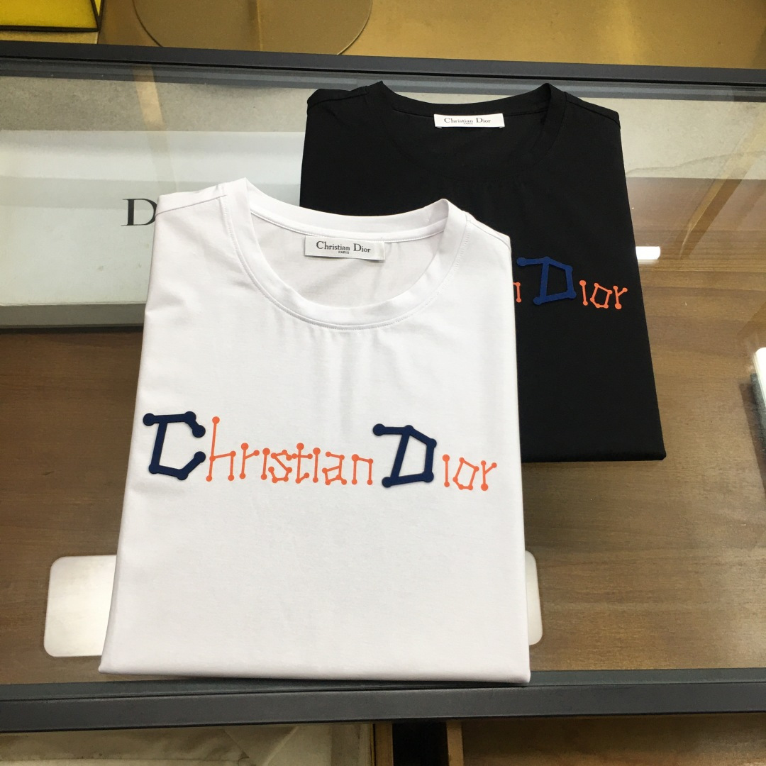 NO:512547,New product 'Dio...r' The new spring and summer new first-time counter has the latest short-sleeved round-neck T-shirt, high-end customization, avant-garde and fashionable design!  Brand logo heavy craft design, high-end customized double mercerized fabric, soft feel, comfortable to wear, exquisite counter-level car line, fine workmanship, invincible and handsome upper body effect!  A must-have item for handsome men!  Fatty Gospel - Black and white as shown in the picture Number of codes M-5XL (maximum 6xl can wear 230 catties), Dior, T-shirt,tees, t-shirt,alexander wang19860909新品 《Dio...r》 春夏新款首发专柜最新款短袖圆领T恤 高端订制 设计前卫时尚！品牌logo重工艺设计 高端定制双丝光面料.手感柔软.穿着舒适.专柜级别精致车线.做工精细.上身效果无敌帅气！型男必备单品！胖子福音-- 黑白色如图 码数 M-5XL(最大6xl可穿230斤),,dior,T-shirt,tees，t-shirt,alexander wang,Men's clothing