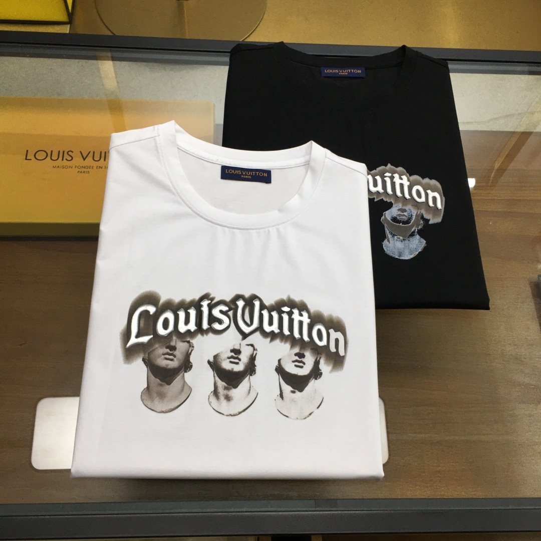 NO:512552,New product 'L.v' The latest short-sleeved round-neck T-shirt in the first spring and summer first-time counter, high-end customization, avant-garde and fashionable design!  Brand logo heavy craft design, high-end customized double mercerized fabric, soft feel, comfortable to wear, exquisite counter-level car line, fine workmanship, invincible and handsome upper body effect!  A must-have item for handsome men!  Fatty Gospel - Black and white as shown in the picture Number of codes M-5XL (maximum 6xl can wear 230 catties), T-shirt,tees, t-shirt,alexander wang19860909新品 《L.v》 春夏新款首发专柜最新款短袖圆领T恤 高端订制 设计前卫时尚！品牌logo重工艺设计 高端定制双丝光面料.手感柔软.穿着舒适.专柜级别精致车线.做工精细.上身效果无敌帅气！型男必备单品！胖子福音-- 黑白色如图 码数 M-5XL(最大6xl可穿230斤),,T-shirt,tees，t-shirt,alexander wang,Men's clothing