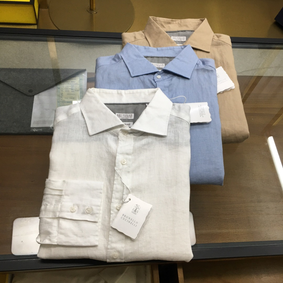 NO:512590,New counter product [BC] BC men's high-end linen long-sleeved shirt, top-notch platinum-grade products, classic style with New York style, linen, simple but elegant. Linen-textured shirts can often show a natural and casual style. It has high temperature resistance and fast heat dissipation properties. No matter how much sweating in summer, there will be no sticky feeling on people who sweat a lot. This fabric has natural breathability and moisture absorption, and is comfortable to wear, which is very suitable for summer wear. The natural fiber of linen does have a very lazy tone. It gives people the feeling of a breeze blowing in the hot summer, fresh and comfortable. When wearing linen clothing, you can feel that relaxed and unrestrained lifestyle.  Moreover, the tones and texture of linen also add a lazy atmosphere to it. It usually appears in soft tones, and the light colors give people a natural and casual feeling. At the same time, the texture of linen is unique, with a rough and delicate feeling, as if telling its story. Color white, light khaki, light blue, code number (S-3XL),,shirts,alexander wang19860909专柜新品【BC】 BC 男士高端亚麻长袖衬衫,顶尖白金级臻品,经典版型配以纽约风格,采用亚麻,简约而不失优雅 亚麻质感的衬衫也往往能够展现出一种自然、随性的风格,它自带就有耐高温、散热快属性,夏天出再多汗的人身上也不会有粘腻感 这种面料具有天然的透气性和吸湿性,穿着舒适,非常适合夏季穿着.亚麻这种天然纤维确实具有一种慵懒至极的调性,它给人的感觉就像是在炎炎夏日中吹来的一阵微风,清新而舒适.穿上亚麻衣物,仿佛就能感受到那种轻松自在、无拘无束的生活方式. 而且,亚麻的色调和纹理也为其增添了一份慵懒的气息.它通常以柔和的色调出现,轻快的色彩给人一种自然、随性的感觉.同时,亚麻的纹理也独具特色,那种粗糙而又不失细腻的感觉,仿佛在诉说着它的故事. 颜色白色 浅卡其 浅蓝色 码数（S-3XL),,shirts,alexander wang,Men's clothing