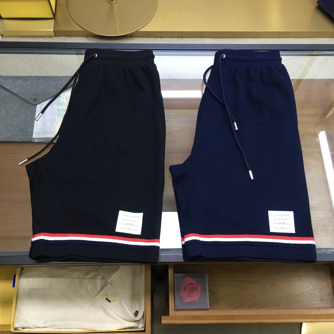 NO:512561,New product [TB] / AW exclusive hot TB Daffodil Dog Series Shorts Exclusively customized original Paris 100% cotton bead floor fabric, refreshing and sweat-absorbing, summer fashion must have heavy craftsmanship top-grade embroidered cute puppy, vivid and exquisite customization of iconic woven red, white and blue webbing decorate the lower legs. The whole shorts are simple and detailed, both casual and fashionable. Black, navy blue M-3XL, shorts, alexander wang19860909新品【TB】 /AW独家爆款火爆TB 腊肠狗狗系列短裤 独家定制原原级巴黎百分百棉珠地面料,清爽吸汗,夏日时尚必备重工艺顶级绣花可爱小狗狗,生动精致定制标志性编织红白蓝织带装饰下脚.整件短裤简洁有细节,休闲与时尚感兼备. 黑色,藏蓝色Ｍ-3XL,,shorts,alexander wang,Men's clothing