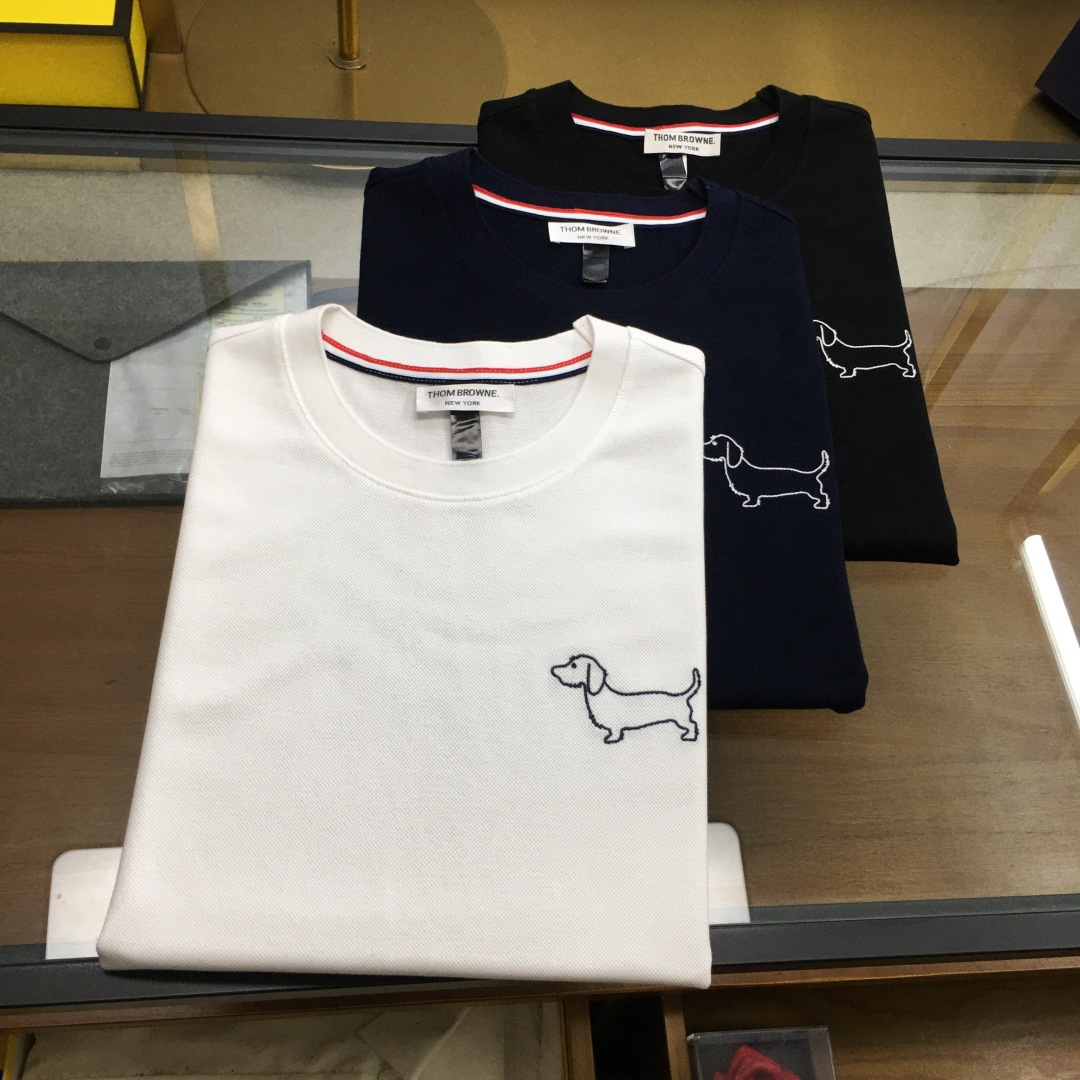 NO:512565,New product [TB] /AW Exclusive hot TB Animal and Dog Series T-shirt Exclusive custom original Paris 100% cotton bead t-shirt fabric, refreshing and sweat-absorbing, summer fashion must have heavy craftsmanship top-grade embroidered cute puppy, vivid and exquisite customization of iconic woven red, white and blue webbing decorative cuffs and lower feet. The whole piece is simple and detailed, suitable for leisure and commuting. White, navy blue, black M-3XL, alexander wang19860909新品【TB】 /AW 独家爆款火爆TB 动物狗狗系列体恤 独家定制原原级巴黎百分百棉珠地体恤面料,清爽吸汗,夏日时尚必备重工艺顶级绣花可爱小狗狗,生动精致定制标志性编织红白蓝织带装饰袖口和下脚.整件简洁有细节,休闲与通勤皆宜. 白色,藏蓝色,黑色Ｍ-3XL,,alexander wang,Men's clothing