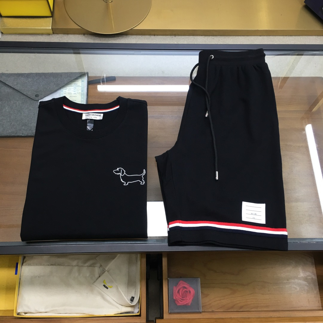 NO:512570,New product suit top shorts [TB] sale / AW Exclusive hot TB Animal and dog series T-shirt Exclusive custom original Paris 100% cotton pearl t-shirt fabric, refreshing and sweat-absorbing, summer fashion must have heavy craftsmanship top embroidered cute puppy, vivid and exquisite customization of iconic woven red, white and blue webbing decorative cuffs and lower feet. The whole piece is simple and detailed, suitable for leisure and commuting. Black M-3XL, shorts, alexander wang19860909新品套装上衣短裤【TB】拆卖 /AW 独家爆款火爆TB 动物狗狗系列体恤 独家定制原原级巴黎百分百棉珠地体恤面料,清爽吸汗,夏日时尚必备重工艺顶级绣花可爱小狗狗,生动精致定制标志性编织红白蓝织带装饰袖口和下脚.整件简洁有细节,休闲与通勤皆宜. 黑色Ｍ-3XL,,shorts,alexander wang,Men's clothing