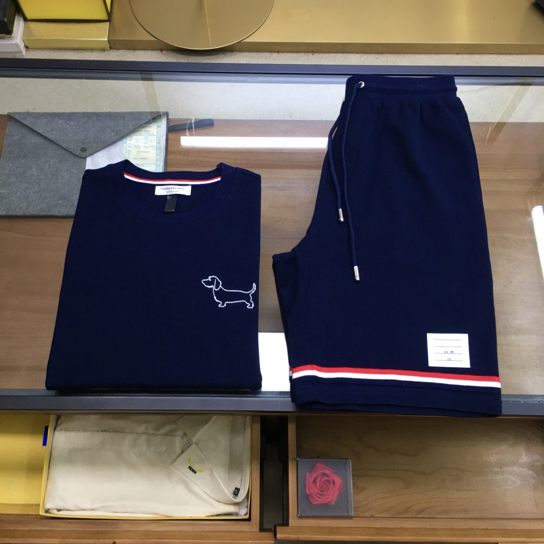 NO:512575,New product suit top shorts [TB] sale / AW Exclusive hot TB Animal and dog series T-shirt Exclusive custom original Paris 100% cotton bead floor t-shirt fabric, refreshing and sweat-absorbing, summer fashion must have heavy craftsmanship top embroidered cute puppy, vivid and exquisite customization of iconic woven red, white and blue webbing decorative cuffs and lower feet. The whole piece is simple and detailed, suitable for leisure and commuting. Navy blue M-3XL, shorts, alexander wang19860909新品套装上衣短裤【TB】拆卖 /AW 独家爆款火爆TB 动物狗狗系列体恤 独家定制原原级巴黎百分百棉珠地体恤面料,清爽吸汗,夏日时尚必备重工艺顶级绣花可爱小狗狗,生动精致定制标志性编织红白蓝织带装饰袖口和下脚.整件简洁有细节,休闲与通勤皆宜. 藏蓝色Ｍ-3XL,,shorts,alexander wang,Men's clothing