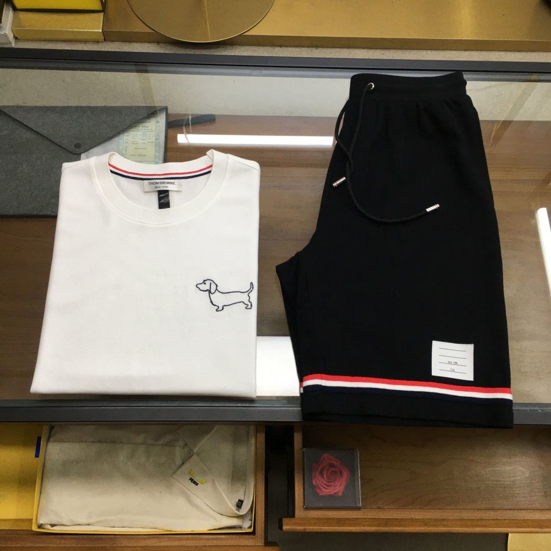 NO:512580,New product suit top shorts [TB] sale / AW Exclusive hot TB Animal and dog series T-shirt Exclusive custom original Paris 100% cotton bead floor t-shirt fabric, refreshing and sweat-absorbing, summer fashion must have heavy craftsmanship top embroidered cute puppy, vivid and exquisite customization of iconic woven red, white and blue webbing decorative cuffs and lower feet. The whole piece is simple and detailed, suitable for leisure and commuting. White and black M-3XL, shorts, alexander wang19860909新品套装上衣短裤【TB】拆卖 /AW 独家爆款火爆TB 动物狗狗系列体恤 独家定制原原级巴黎百分百棉珠地体恤面料,清爽吸汗,夏日时尚必备重工艺顶级绣花可爱小狗狗,生动精致定制标志性编织红白蓝织带装饰袖口和下脚.整件简洁有细节,休闲与通勤皆宜. 白配黑Ｍ-3XL,,shorts,alexander wang,Men's clothing