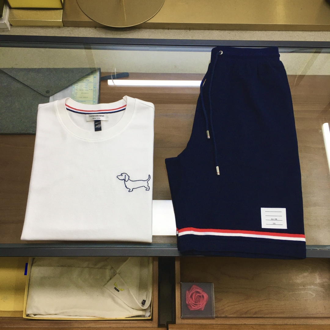 NO:512585,New product suit top shorts [TB] sale / AW Exclusive hot TB Animal and dog series T-shirt Exclusive custom original Paris 100% cotton bead floor shirt fabric, refreshing and sweat-absorbing, summer fashion must have heavy craftsmanship top embroidered cute puppy, vivid and exquisite customization of iconic woven red, white and blue webbing decorative cuffs and lower feet. The whole piece is simple and detailed, suitable for leisure and commuting. White with hidden blue M-3XL, shorts, alexander wang19860909新品套装上衣短裤【TB】拆卖 /AW 独家爆款火爆TB 动物狗狗系列体恤 独家定制原原级巴黎百分百棉珠地体恤面料,清爽吸汗,夏日时尚必备重工艺顶级绣花可爱小狗狗,生动精致定制标志性编织红白蓝织带装饰袖口和下脚.整件简洁有细节,休闲与通勤皆宜. 白配藏蓝Ｍ-3XL,,shorts,alexander wang,Men's clothing