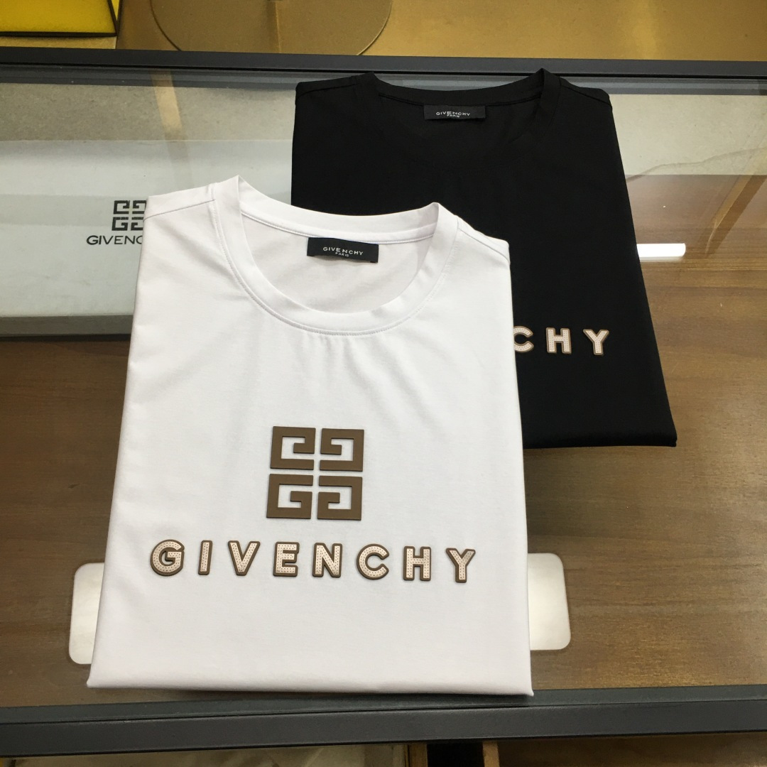NO:519984,New product 'GVC...' 2025 spring and summer new model first-time counter latest short-sleeved round-neck T-shirt, high-end customization, avant-garde and fashionable design!  Brand logo heavy craft design, high-end customized double mercerized fabric, soft feel, comfortable to wear, exquisite counter-level car line, fine workmanship, invincible and handsome upper body effect!  A must-have item for handsome men!  Gospel of Fatty--As shown in the figure, code number M-5XL (maximum 6xl can wear 230 catties),,T-shirt,tees,t-shirt,alexander wang19860909新品 《GVC...》 2025春夏新款首发专柜最新款短袖圆领T恤 高端订制 设计前卫时尚！品牌logo重工艺设计 高端定制双丝光面料.手感柔软.穿着舒适.专柜级别精致车线.做工精细.上身效果无敌帅气！型男必备单品！胖子福音-- 如图 码数 M-5XL(最大6xl可穿230斤),,T-shirt,tees，t-shirt,alexander wang,Men's clothing