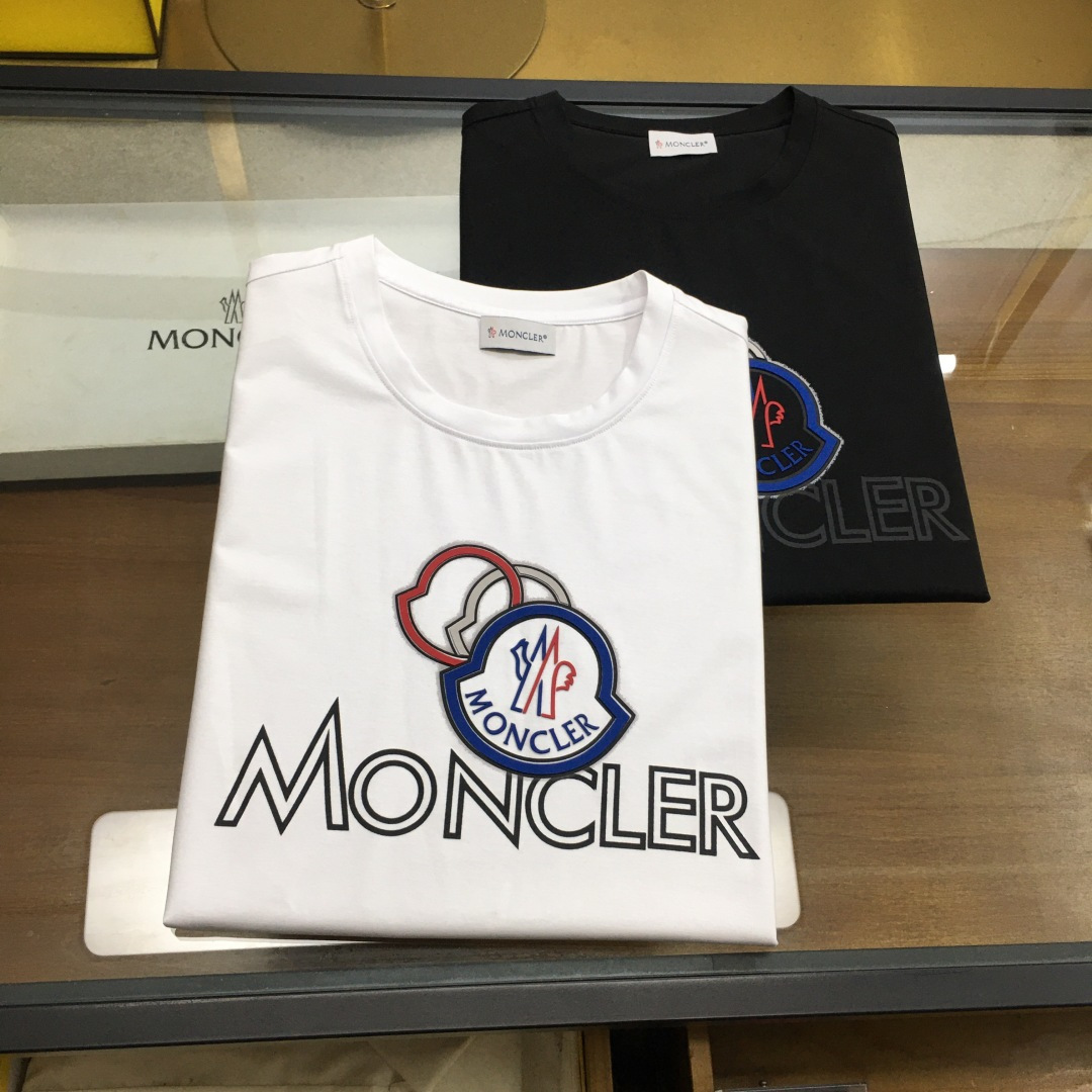 NO:519992,New product 'Moncle...' 2025 spring and summer new model first-time counter latest short-sleeved round-neck T-shirt, high-end customization, avant-garde and fashionable design!  Brand logo heavy craft design, high-end customized double mercerized fabric, soft feel, comfortable to wear, exquisite counter-level car line, fine workmanship, invincible and handsome upper body effect!  A must-have item for handsome men!  Gospel of Fatty--As shown in the figure, code number M-5XL (maximum 6xl can wear 230 catties),,T-shirt,tees,t-shirt,alexander wang19860909新品 《Moncle...》 2025春夏新款首发专柜最新款短袖圆领T恤 高端订制 设计前卫时尚！品牌logo重工艺设计 高端定制双丝光面料.手感柔软.穿着舒适.专柜级别精致车线.做工精细.上身效果无敌帅气！型男必备单品！胖子福音-- 如图 码数 M-5XL(最大6xl可穿230斤),,T-shirt,tees，t-shirt,alexander wang,Men's clothing