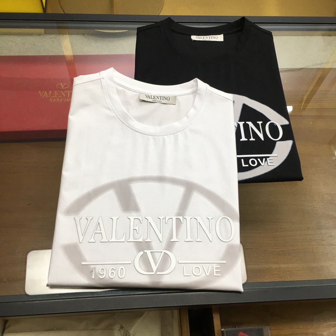 NO:519985,New product 'VLTN...' 2025 spring and summer new model first-time counter latest short-sleeved round-neck T-shirt, high-end customization, avant-garde and fashionable design!  Brand logo heavy craft design, high-end customized double mercerized fabric, soft feel, comfortable to wear, exquisite counter-level car line, fine workmanship, invincible and handsome upper body effect!  A must-have item for handsome men!  Gospel of Fatty--As shown in the figure, code number M-5XL (maximum 6xl can wear 230 catties),,T-shirt,tees,t-shirt,alexander wang19860909新品 《VLTN...》 2025春夏新款首发专柜最新款短袖圆领T恤 高端订制 设计前卫时尚！品牌logo重工艺设计 高端定制双丝光面料.手感柔软.穿着舒适.专柜级别精致车线.做工精细.上身效果无敌帅气！型男必备单品！胖子福音-- 如图 码数 M-5XL(最大6xl可穿230斤),,T-shirt,tees，t-shirt,alexander wang,Men's clothing