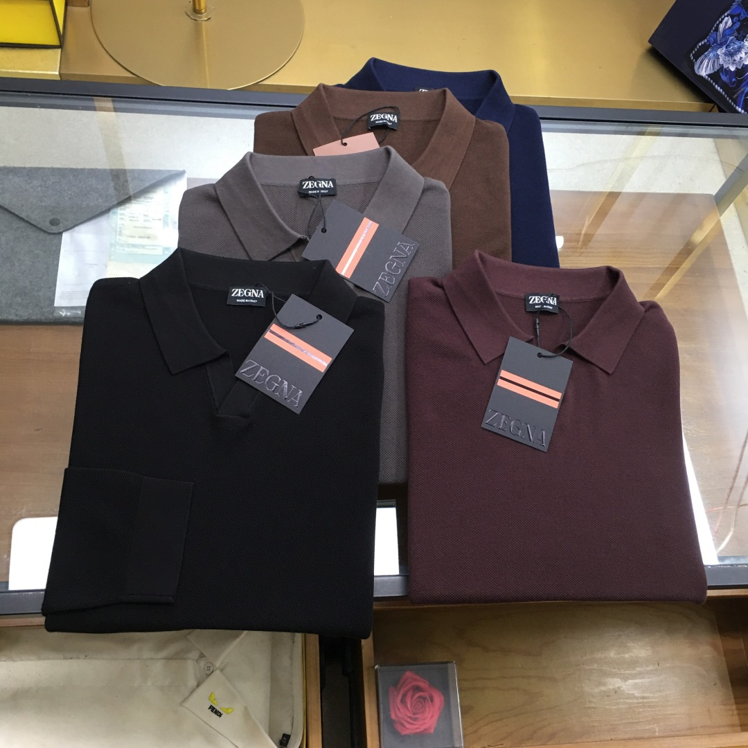 NO:519993,New counter product [zegn...] Hong Kong foreign company channel goods, pure blood quality, 2025 autumn and winter new brand men's high-end business casual V-neck sweater/wool sweater. High-end luxury and platinum-grade classic basic sweater, the whole body design perfectly integrates Italian aesthetics, and inherits the genes of the Jie family, taking the minimalist route, both solemn and harmonious, in line with modern urban aesthetics. The brand logo of the genuine leather logo at the hem is presented in exquisite embroidery, enriching the overall vision and proclaiming identity!  Customers provide top Italian luxury worsted wool fabrics, selected Australian top-quality merino wool making, first-class fabric attributes, extremely high fiber coefficient, lightweight and elastic, extremely soft and delicate feel, excellent skin-friendly, without any thorny feeling, both comfort and breathability, and also superior in warmth!  The details are excellent, the classic lapel design is elegant and fashionable, the color matching is light and versatile, which is in line with various daily outfits, and the space for mixing and matching is very high. It can be used for business commuting and leisure on any occasion. The upper body is elegant and has a strong sense of temperament. It is very outstanding in both inner wear and single outfits, and everyone has one!  The color is shown in the figure Size 48 50 52 54 56 Size data Size 48: bust 102cm-shoulder width 44cm-sleeved length 67cm-sleeved length 62cm 50: bust 106cm-shoulder width 45cm-sleeved length 68cm-sleeved length 63cm 52: bust 110cm-shoulder width 46cm-sleeved length 69cm-sleeved length 64cm 54: bust 114cm-shoulder width 47cm-sleeved length 70cm-sleeved length 65cm 56: bust 118cm-shoulder width 48cm-sleeved length 71cm-sleeved length 66cm, sweaters, alexander wang19860909专柜新品【zegn...】 香港洋行渠道货,纯正血统品质,2025秋冬新款 品牌男士高端商务休闲V领针织衫/羊毛衫.高端奢华且白金级的一款经典基础款毛衣,通体的设计完美融合意式美学,且传承了杰家族的基因,走极简主义的路线,亦庄亦谐,符合现代都市审美,下摆真皮皮标品牌标识,以精美刺绣体呈现,丰富了整体视觉,亦标榜了身份！客供意大利顶级奢华精纺羊毛面料,甄选澳洲顶级上乘美丽诺羊毛制作,面料属性一流,纤维系数极高,质地轻盈且富有弹性,手感极其柔糯细腻,亲肤性极佳,无任何扎刺感,舒适度与透气性兼备,同时保暖性方面亦优越！细节方面非常出色,经典翻领设计,颇具优雅时髦,配色轻熟百搭,符合日常各种穿搭,混搭兼容空间极高,驾驭任何场合,商务通勤与出街休闲皆可,上身儒雅气质感极强,无论内搭还是单穿都非常出彩,人手一件！ 颜色如图 尺码48 50 52 54 56 尺码数据 48码:胸围102cm-肩宽44cm-衣长67cm-袖长62cm 50码:胸围106cm-肩宽45cm-衣长68cm-袖长63cm 52码:胸围110cm-肩宽46cm-衣长69cm-袖长64cm 54码:胸围114cm-肩宽47cm-衣长70cm-袖长65cm 56码:胸围118cm-肩宽48cm-衣长71cm-袖长66cm,,sweaters,alexander wang,Men's clothing