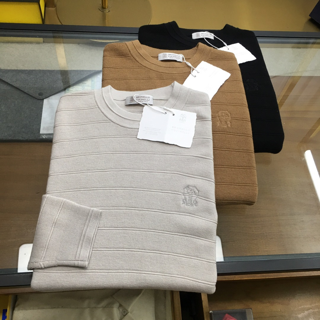 NO:519987,New product [BC..] Hong Kong foreign company channel goods, pure blood quality, 2025 autumn and winter new brand men's high-end business casual round-neck sweater/wool sweater. A classic basic sweater with high-end luxury and platinum grade design perfectly integrates Italian aesthetics, and inherits the genes of the Jie family. It takes the minimalist route, which is both solemn and harmonious, conforms to the modern urban aesthetics. The brand logo of the genuine leather logo at the hem is presented in exquisite embroidery, enriches the overall vision and also represents identity!  Customers provide top Italian luxury worsted wool fabrics, selected Australian top-quality merino wool making, first-class fabric attributes, extremely high fiber coefficient, lightweight and elastic, extremely soft and delicate feel, excellent skin-friendly, without any thorny feeling, both comfort and breathability, and also superior in warmth!  The details are excellent, the classic lapel design is elegant and fashionable, the color matching is light and versatile, which is in line with various daily outfits, and the space for mixing and matching is very high. It can be used for business commuting and leisure on any occasion. The upper body is elegant and has a strong sense of temperament. It is very outstanding in both inner wear and single outfits, and everyone has one!  The color is shown in the figure Size 48 50 52 54 56 Size data Size 48: bust 102cm-shoulder width 44cm-sleeved length 67cm-sleeved length 62cm 50: bust 106cm-shoulder width 45cm-sleeved length 68cm-sleeved length 63cm 52: bust 110cm-shoulder width 46cm-sleeved length 69cm-sleeved length 64cm 54: bust 114cm-shoulder width 47cm-sleeved length 70cm-sleeved length 65cm 56: bust 118cm-shoulder width 48cm-sleeved length 71cm-sleeved length 66cm, sweaters, alexander wang19860909新品【BC..】 香港洋行渠道货,纯正血统品质,2025秋冬新款 品牌男士高端商务休闲圆领针织衫/羊毛衫.高端奢华且白金级的一款经典基础款毛衣,通体的设计完美融合意式美学,且传承了杰家族的基因,走极简主义的路线,亦庄亦谐,符合现代都市审美,下摆真皮皮标品牌标识,以精美刺绣体呈现,丰富了整体视觉,亦标榜了身份！客供意大利顶级奢华精纺羊毛面料,甄选澳洲顶级上乘美丽诺羊毛制作,面料属性一流,纤维系数极高,质地轻盈且富有弹性,手感极其柔糯细腻,亲肤性极佳,无任何扎刺感,舒适度与透气性兼备,同时保暖性方面亦优越！细节方面非常出色,经典翻领设计,颇具优雅时髦,配色轻熟百搭,符合日常各种穿搭,混搭兼容空间极高,驾驭任何场合,商务通勤与出街休闲皆可,上身儒雅气质感极强,无论内搭还是单穿都非常出彩,人手一件！ 颜色如图 尺码48 50 52 54 56 尺码数据 48码:胸围102cm-肩宽44cm-衣长67cm-袖长62cm 50码:胸围106cm-肩宽45cm-衣长68cm-袖长63cm 52码:胸围110cm-肩宽46cm-衣长69cm-袖长64cm 54码:胸围114cm-肩宽47cm-衣长70cm-袖长65cm 56码:胸围118cm-肩宽48cm-衣长71cm-袖长66cm,,sweaters,alexander wang,Men's clothing