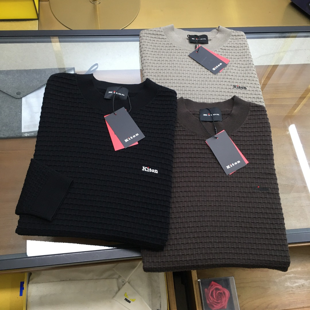 NO:520012,New product [kito..] Hong Kong foreign company channel goods, pure blood quality, 2025 autumn and winter new brand men's high-end business casual round-neck sweater/wool sweater. High-end luxury and platinum-grade classic basic sweater. The whole body design perfectly integrates Italian aesthetics, and inherits the genes of the Jie family. It takes the minimalist route, which is both solemn and harmonious, conforms to the modern urban aesthetics. The brand logo of the genuine leather leather logo at the hem is presented in exquisite embroidery, enriches the overall vision and also boasts about identity!  Customers provide top Italian luxury worsted wool fabrics, selected Australian top-quality merino wool making, first-class fabric attributes, extremely high fiber coefficient, lightweight and elastic, extremely soft and delicate feel, excellent skin-friendly, without any thorny feeling, both comfort and breathability, and also superior in warmth!  The details are excellent, the classic lapel design is elegant and fashionable, the color matching is light and versatile, which is in line with various daily outfits, and the space for mixing and matching is very high. It can be used for business commuting and leisure on any occasion. The upper body is elegant and has a strong sense of temperament. It is very outstanding in both inner wear and single outfits, and everyone has one!  The color is shown in the figure Size 48 50 52 54 56 Size data Size 48: bust 102cm-shoulder width 44cm-sleeved length 67cm-sleeved length 62cm 50: bust 106cm-shoulder width 45cm-sleeved length 68cm-sleeved length 63cm 52: bust 110cm-shoulder width 46cm-sleeved length 69cm-sleeved length 64cm 54: bust 114cm-shoulder width 47cm-sleeved length 70cm-sleeved length 65cm 56: bust 118cm-shoulder width 48cm-sleeved length 71cm-sleeved length 66cm, sweaters, alexander wang19860909新品【kito..】 香港洋行渠道货,纯正血统品质,2025秋冬新款 品牌男士高端商务休闲圆领针织衫/羊毛衫.高端奢华且白金级的一款经典基础款毛衣,通体的设计完美融合意式美学,且传承了杰家族的基因,走极简主义的路线,亦庄亦谐,符合现代都市审美,下摆真皮皮标品牌标识,以精美刺绣体呈现,丰富了整体视觉,亦标榜了身份！客供意大利顶级奢华精纺羊毛面料,甄选澳洲顶级上乘美丽诺羊毛制作,面料属性一流,纤维系数极高,质地轻盈且富有弹性,手感极其柔糯细腻,亲肤性极佳,无任何扎刺感,舒适度与透气性兼备,同时保暖性方面亦优越！细节方面非常出色,经典翻领设计,颇具优雅时髦,配色轻熟百搭,符合日常各种穿搭,混搭兼容空间极高,驾驭任何场合,商务通勤与出街休闲皆可,上身儒雅气质感极强,无论内搭还是单穿都非常出彩,人手一件！ 颜色如图 尺码48 50 52 54 56 尺码数据 48码:胸围102cm-肩宽44cm-衣长67cm-袖长62cm 50码:胸围106cm-肩宽45cm-衣长68cm-袖长63cm 52码:胸围110cm-肩宽46cm-衣长69cm-袖长64cm 54码:胸围114cm-肩宽47cm-衣长70cm-袖长65cm 56码:胸围118cm-肩宽48cm-衣长71cm-袖长66cm,,sweaters,alexander wang,Men's clothing