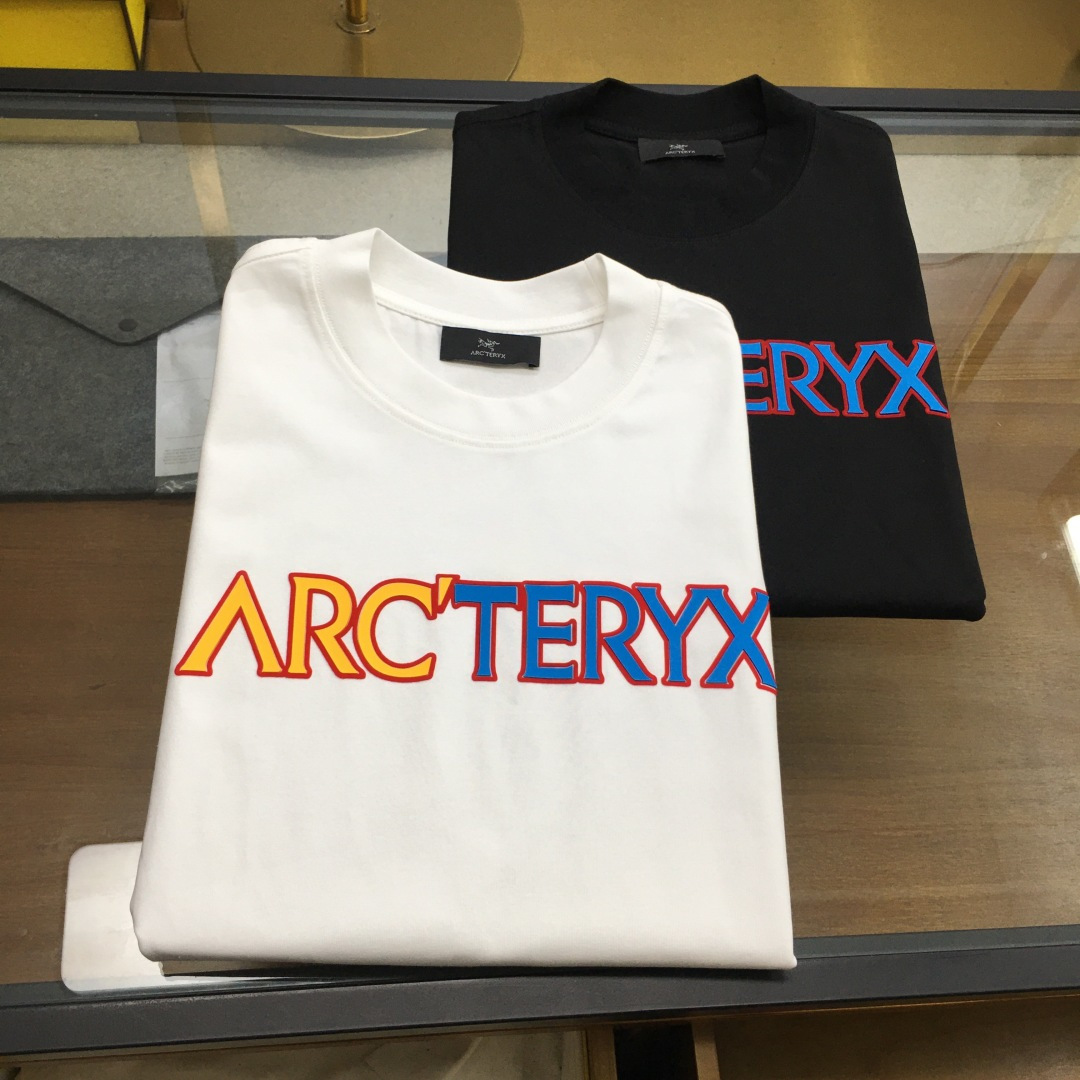 NO:512605,New product [Ancestor...] The latest short-sleeved round-neck T-shirt in the first spring and summer counter in 2025, high-end customization, avant-garde and fashionable design!  Brand logo heavy craft design, high-end customized mercerated cloud cotton fabric, soft feel, comfortable to wear, exquisite counter-level car line, fine workmanship, invincible and handsome upper body effect!  A must-have item for handsome men!  The color is shown in the figure. Code number M-4XL, T-shirt,tees, t-shirt,alexander wang19860909新品【始祖...】 2025春夏首发专柜最新款短袖圆领T恤 高端订制 设计前卫时尚！品牌logo重工艺设计 高端定制丝光云朵棉面料.手感柔软.穿着舒适.专柜级别精致车线.做工精细.上身效果无敌帅气！型男必备单品！ 颜色如图 码数M-4XL,,T-shirt,tees，t-shirt,alexander wang,Men's clothing