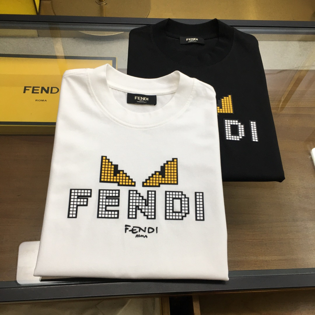 NO:520004,New product [Fend...] The latest short-sleeved round-neck T-shirt in the first spring and summer counter in 2025, high-end customization, avant-garde and fashionable design!  Brand logo heavy craft design, high-end customized mercerated cloud cotton fabric, soft feel, comfortable to wear, exquisite counter-level car line, fine workmanship, invincible and handsome upper body effect!  A must-have item for handsome men!  The color is shown in the figure. Code number M-4XL, fendi, T-shirt,tees, t-shirt,alexander wang19860909新品【Fend...】 2025春夏首发专柜最新款短袖圆领T恤 高端订制 设计前卫时尚！品牌logo重工艺设计 高端定制丝光云朵棉面料.手感柔软.穿着舒适.专柜级别精致车线.做工精细.上身效果无敌帅气！型男必备单品！ 颜色如图 码数M-4XL,,fendi,T-shirt,tees，t-shirt,alexander wang,Men's clothing