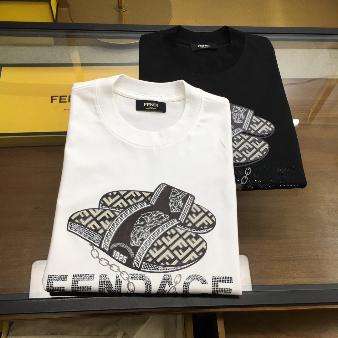 NO:512563,New product [Fend...] The latest short-sleeved round-neck T-shirt in the first spring and summer counter in 2025, high-end customization, avant-garde and fashionable design!  Brand logo heavy craft design, high-end customized mercerated cloud cotton fabric, soft feel, comfortable to wear, exquisite counter-level car line, fine workmanship, invincible and handsome upper body effect!  A must-have item for handsome men!  The color is shown in the figure. Code number M-4XL, fendi, T-shirt,tees, t-shirt,alexander wang19860909新品【Fend...】 2025春夏首发专柜最新款短袖圆领T恤 高端订制 设计前卫时尚！品牌logo重工艺设计 高端定制丝光云朵棉面料.手感柔软.穿着舒适.专柜级别精致车线.做工精细.上身效果无敌帅气！型男必备单品！ 颜色如图 码数M-4XL,,fendi,T-shirt,tees，t-shirt,alexander wang,Men's clothing