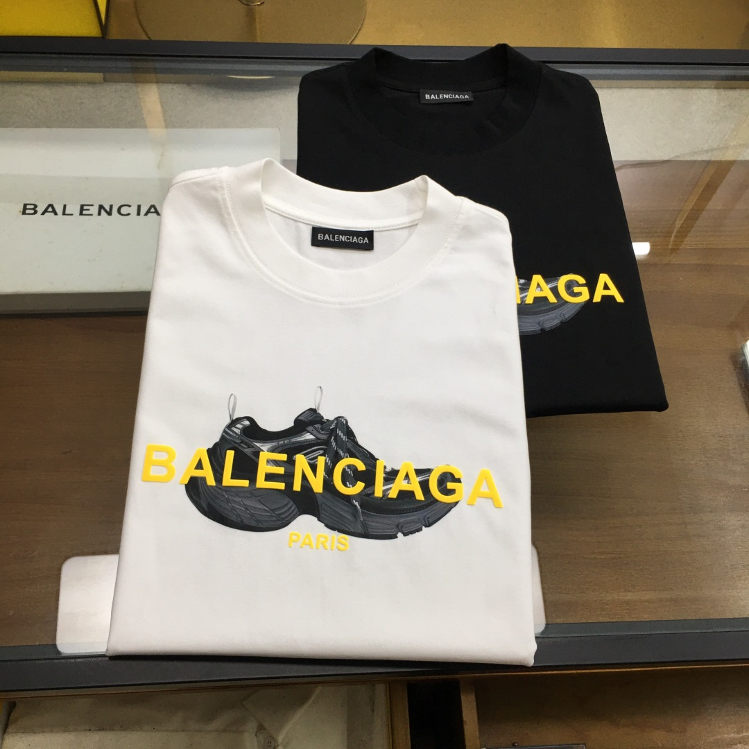 NO:520001,New product [BLCA...] The latest short-sleeved round-neck T-shirt in the first spring and summer counter in 2025, high-end customization, avant-garde and fashionable design!  Brand logo heavy craft design, high-end customized mercerated cloud cotton fabric, soft feel, comfortable to wear, exquisite counter-level car line, fine workmanship, invincible and handsome upper body effect!  A must-have item for handsome men!  The color is shown in the figure. Code number M-4XL, T-shirt,tees, t-shirt,alexander wang19860909新品【BLCA...】 2025春夏首发专柜最新款短袖圆领T恤 高端订制 设计前卫时尚！品牌logo重工艺设计 高端定制丝光云朵棉面料.手感柔软.穿着舒适.专柜级别精致车线.做工精细.上身效果无敌帅气！型男必备单品！ 颜色如图 码数M-4XL,,T-shirt,tees，t-shirt,alexander wang,Men's clothing