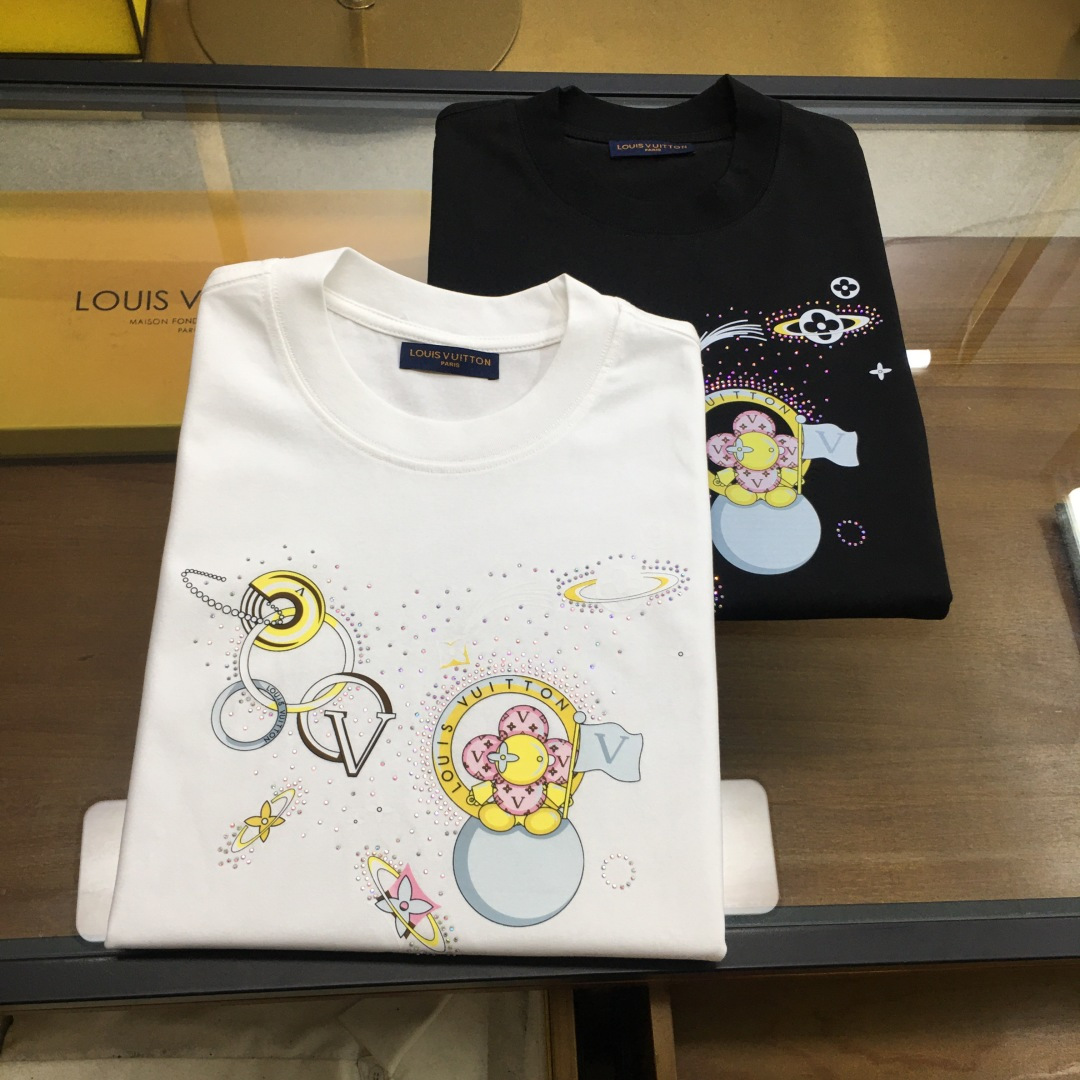 NO:512567,New product [L.v...] The latest short-sleeved round-neck T-shirt in the first spring and summer counter in 2025, high-end customization, avant-garde and fashionable design!  Brand logo heavy craft design, high-end customized mercerated cloud cotton fabric, soft feel, comfortable to wear, exquisite counter-level car line, fine workmanship, invincible and handsome upper body effect!  A must-have item for handsome men!  The color is shown in the figure. Code number M-4XL, T-shirt,tees, t-shirt,alexander wang19860909新品【L.v...】 2025春夏首发专柜最新款短袖圆领T恤 高端订制 设计前卫时尚！品牌logo重工艺设计 高端定制丝光云朵棉面料.手感柔软.穿着舒适.专柜级别精致车线.做工精细.上身效果无敌帅气！型男必备单品！ 颜色如图 码数M-4XL,,T-shirt,tees，t-shirt,alexander wang,Men's clothing