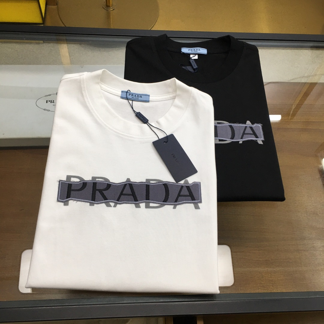 NO:837406,New product 'Prad...' 2026 spring and summer new style debut counter, the latest short-sleeved round neck T-shirt, high-end customization, avant-garde and fashionable design!  The brand logo is designed with heavy craftsmanship. High-end custom-made selected pure cotton fabrics. Soft to the touch. Comfortable to wear. Exquisite stitching at the counter level. Fine workmanship. The upper body effect is incomparably handsome!  A must-have item for a stylish man!  Good news for fat people - as shown in the picture, size M-4XL (can wear up to 190 pounds), prada, T-shirt, tees, t-shirt,19860909新品 《Prad...》 2026春夏新款首发专柜最新款短袖圆领T恤 高端订制 设计前卫时尚！品牌logo重工艺设计 高端定制精选纯棉面料.手感柔软.穿着舒适.专柜级别精致车线.做工精细.上身效果无敌帅气！型男必备单品！胖子福音-- 如图 码数 M-4XL(最大可穿190多斤),,prada,T-shirt,tees，t-shirt,,Men's clothing