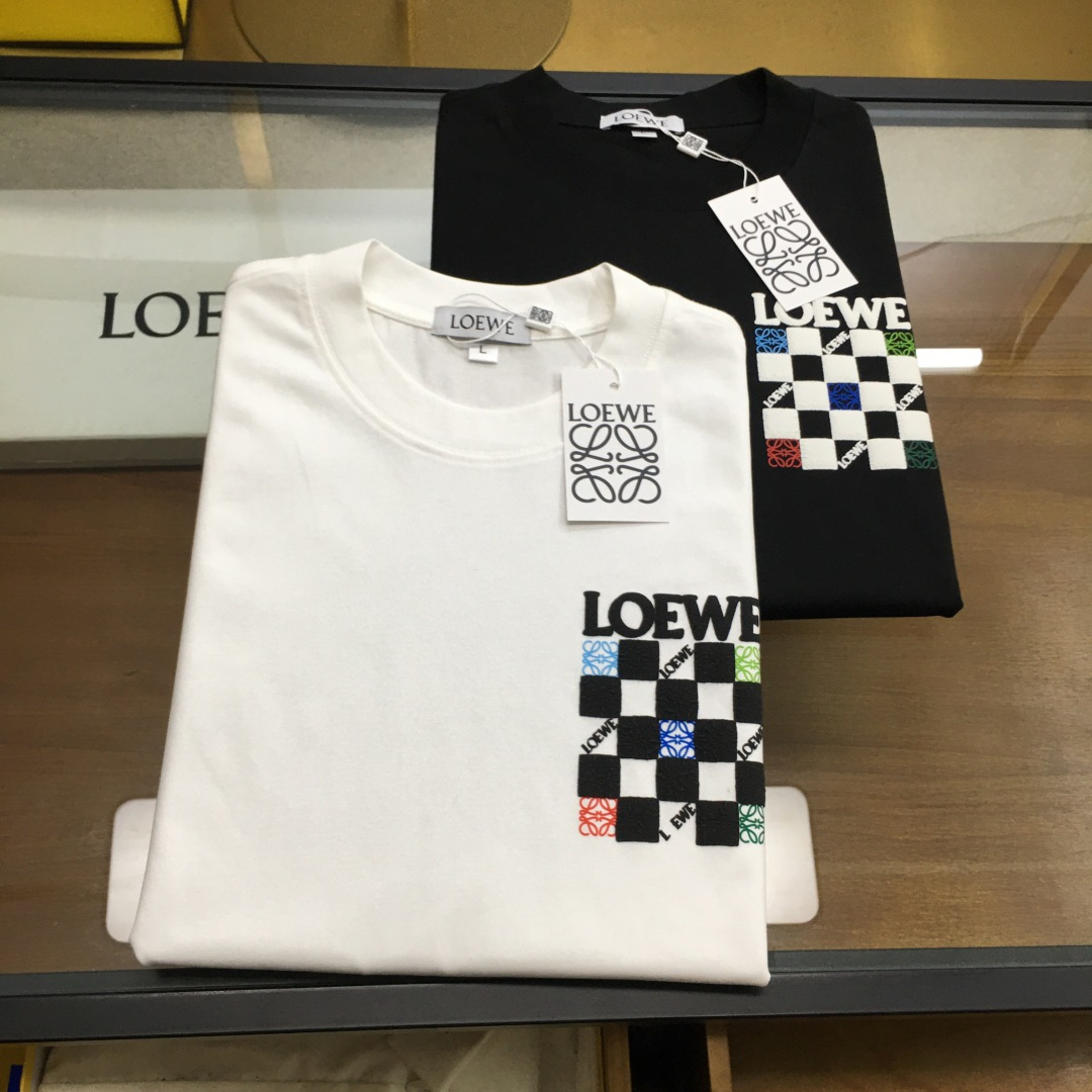 NO:837412,New product 'Loew...' 2026 spring and summer new style debut counter, the latest short-sleeved round neck T-shirt, high-end customization, avant-garde and fashionable design!  The brand logo is designed with heavy craftsmanship. High-end custom-made selected pure cotton fabrics. Soft to the touch. Comfortable to wear. Exquisite stitching at the counter level. Fine workmanship. The upper body effect is incomparably handsome!  A must-have item for a stylish man!  Good news for fat people - as shown in the picture, size M-4XL (can wear up to 190 pounds), loewe, T-shirt, tees, t-shirt,19860909新品 《Loew...》 2026春夏新款首发专柜最新款短袖圆领T恤 高端订制 设计前卫时尚！品牌logo重工艺设计 高端定制精选纯棉面料.手感柔软.穿着舒适.专柜级别精致车线.做工精细.上身效果无敌帅气！型男必备单品！胖子福音-- 如图 码数 M-4XL(最大可穿190多斤),,loewe,T-shirt,tees，t-shirt,,Men's clothing