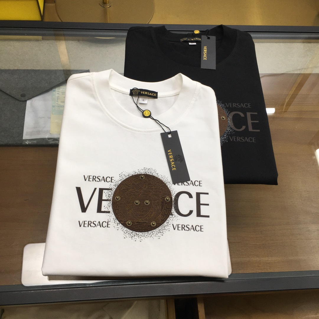 NO:837424,New product 'Versac...' 2026 spring and summer new style debut counter, the latest short-sleeved round neck T-shirt, high-end customization, avant-garde and fashionable design!  The brand logo is designed with heavy craftsmanship. High-end custom-made selected pure cotton fabrics. Soft to the touch. Comfortable to wear. Exquisite stitching at the counter level. Fine workmanship. The upper body effect is incomparably handsome!  A must-have item for a stylish man!  Good news for fat people - as shown in the picture, size M-4XL (can wear up to 190 pounds), versace, T-shirt, tees, t-shirt,19860909新品 《Versac...》 2026春夏新款首发专柜最新款短袖圆领T恤 高端订制 设计前卫时尚！品牌logo重工艺设计 高端定制精选纯棉面料.手感柔软.穿着舒适.专柜级别精致车线.做工精细.上身效果无敌帅气！型男必备单品！胖子福音-- 如图 码数 M-4XL(最大可穿190多斤),,versace,T-shirt,tees，t-shirt,,Men's clothing