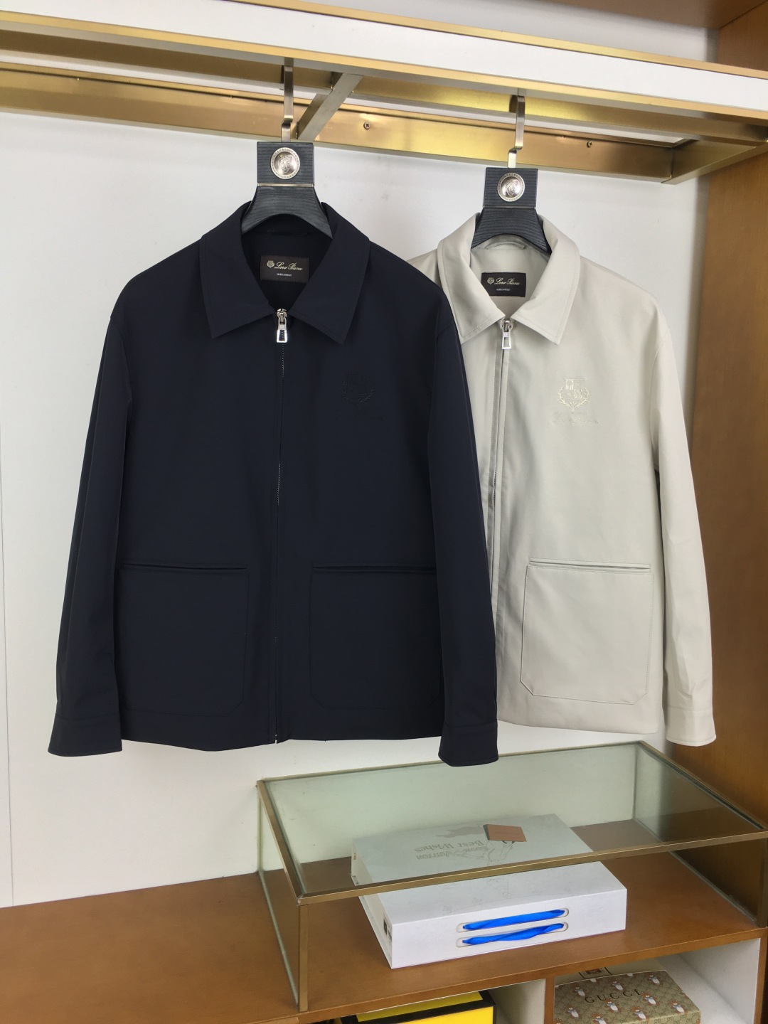 NO:512612,New jacket [Loro·Piana] 2025 new men's jacket, original single three-standard full high-end version!  Lapel style, high-quality counter fabric, breathable and comfortable, impeccable details, brand elements design concept, exquisite workmanship and complex craftsmanship, professional purchasing grade reflects high quality. The feel is delicate and soft!  It is casually cut, with a great upper body style!  Original production Number of codes M~XXXL, loro piana, jackets & coats, jackets & coats, alexander wang19860909新品夹克【Loro·Piana】 2025开秋新款男士夹克外套,原单三标齐全高端版本！翻领款式 高定专柜面料 透气舒适度高,细节无可挑剔,品牌元素设计理念,做工考究工艺复杂,专业代购级体现高品质.手感细腻柔软！呈现休闲裁剪,上身版型超赞！ 原单出品 码数M～XXXL,,loro piana,jackets & coats,jackets & coats,alexander wang,Men's clothing