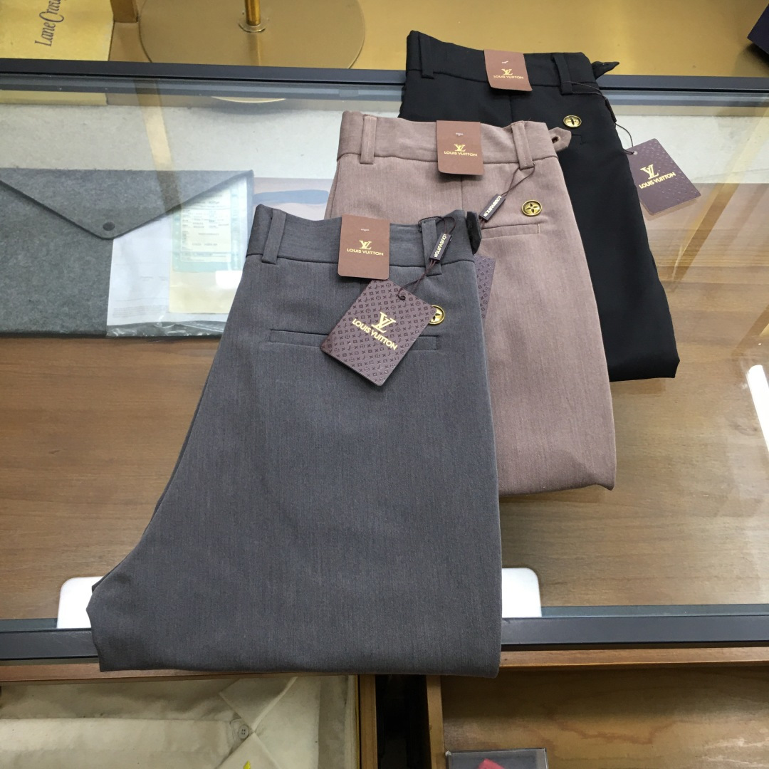 NO:517963,New product [L.v...] nine-point business pants 2025SS early autumn new product Original single men's casual nine-point business pants The type that must be released every season, the hot-selling ace item that needs no doubt, meets the best matching color number of the four seasons. The overall style continues the tone of SLP, and integrates a variety of arts and esthetics throughout the body, creating an unruly and individual style!  The details are excellent, very sophisticated, and the auxiliary materials are all supplied to customers. The metal chain strongly demonstrates the brand identity!  The heavyweight Xinjiang cotton fabric is very excellent in washing and impeccable!  The style is reasonable, the three standards are complete, and the details are perfect!  Three-color size 28/29/30/31/32/33/34/36/38.,,loro piano,alexander wang19860909新品【L.v...】九分商务裤 2025SS早秋新品 原单男士休闲九分商务裤 每季必出的类型,无需质疑的热卖王牌单品,符合四季最佳的搭配色号 整体的风格延续了SLP的基调,通体融入了多种工艺美学,浑然天成,缔造出不羁与个性的风格！细节方面极为出色,非常匠心考究,通体的辅料皆为客供 金属链条有力彰显了品牌身份！重磅的新疆棉面料,水洗相当出色,无可挑剔！版型剪裁合理,三标齐全,细节完美！ 三色入 尺码28/29/30/31/32/33/34/36/38 .,,loro piana,alexander wang,Men's clothing
