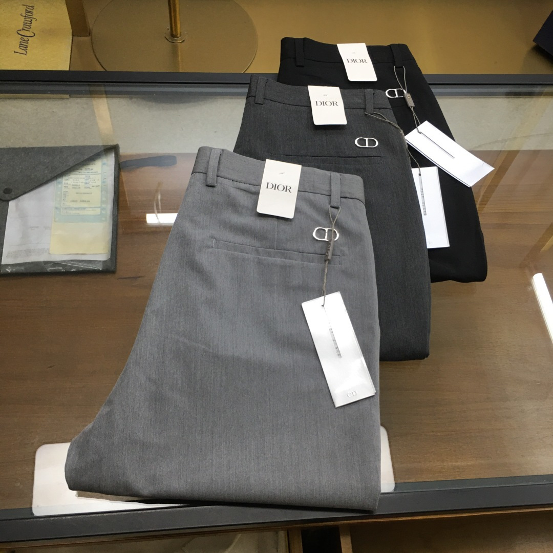 NO:517968,New product [Dio...r] nine-point business pants 2025SS early autumn new product Original single men's casual nine-point business pants The type that must be released every season, the hot-selling ace item that needs no doubt, conforms to the best matching color number of the four seasons. The overall style continues the tone of SLP, and integrates a variety of arts and esthetics throughout the body, creating an unruly and individual style!  The details are excellent, very sophisticated, and the auxiliary materials are all supplied to customers. The metal chain strongly demonstrates the brand identity!  The heavyweight Xinjiang cotton fabric is very excellent in washing and impeccable!  The style is reasonable, the three standards are complete, and the details are perfect!  Three-color size 28/29/30/31/32/33/34/36/38.,,dior,loro piano,alexander wang19860909新品【Dio...r】九分商务裤 2025SS早秋新品 原单男士休闲九分商务裤 每季必出的类型,无需质疑的热卖王牌单品,符合四季最佳的搭配色号 整体的风格延续了SLP的基调,通体融入了多种工艺美学,浑然天成,缔造出不羁与个性的风格！细节方面极为出色,非常匠心考究,通体的辅料皆为客供 金属链条有力彰显了品牌身份！重磅的新疆棉面料,水洗相当出色,无可挑剔！版型剪裁合理,三标齐全,细节完美！ 三色入 尺码28/29/30/31/32/33/34/36/38 .,,dior,loro piana,alexander wang,Men's clothing