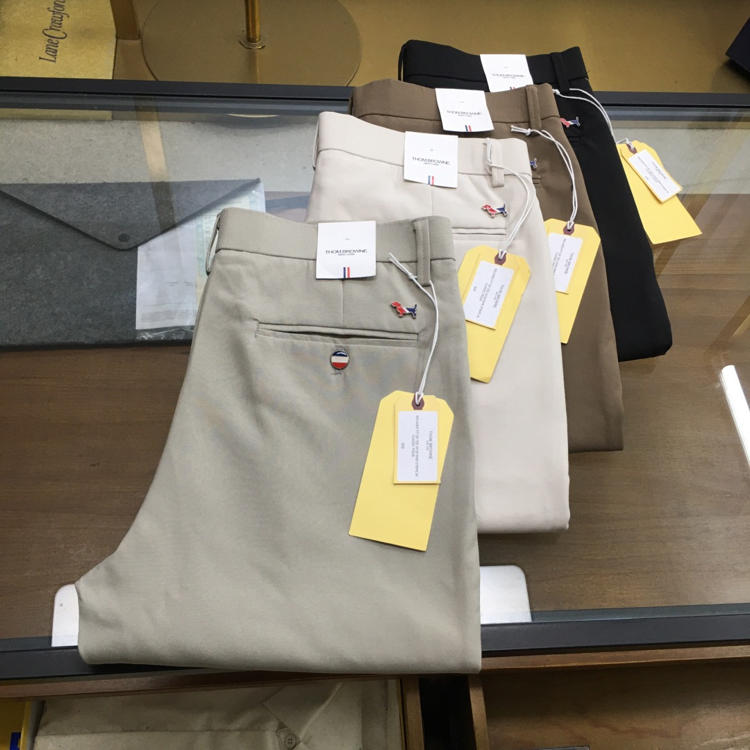 NO:517971,New product [TB...] nine-point business pants 2025SS early autumn new product Original single men's casual nine-point business pants The type that must be released every season, the hot-selling ace item that needs no doubt, conforms to the best matching color number of the four seasons. The overall style continues the tone of SLP, and integrates a variety of arts and esthetics throughout the body, creating an unruly and individual style!  The details are excellent, very sophisticated, and the auxiliary materials are all supplied to customers. The metal chain strongly demonstrates the brand identity!  The heavyweight Xinjiang cotton fabric is very excellent in washing and impeccable!  The style is reasonable, the three standards are complete, and the details are perfect!  Four colors into size 28/29/30/31/32/33/34/36/38.,,loro piano,alexander wang19860909新品【TB...】九分商务裤 2025SS早秋新品 原单男士休闲九分商务裤 每季必出的类型,无需质疑的热卖王牌单品,符合四季最佳的搭配色号 整体的风格延续了SLP的基调,通体融入了多种工艺美学,浑然天成,缔造出不羁与个性的风格！细节方面极为出色,非常匠心考究,通体的辅料皆为客供 金属链条有力彰显了品牌身份！重磅的新疆棉面料,水洗相当出色,无可挑剔！版型剪裁合理,三标齐全,细节完美！ 四色入 尺码28/29/30/31/32/33/34/36/38 .,,loro piana,alexander wang,Men's clothing