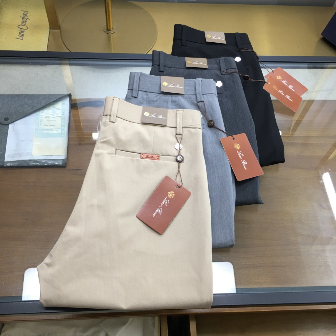 NO:517980,New product [LP...] nine-point business pants 2025SS early autumn new product Original single men's casual nine-point business pants The type that must be released every season, the hot-selling ace item that needs no doubt, conforms to the best matching color number of the four seasons. The overall style continues the tone of SLP, and integrates a variety of arts and esthetics throughout the body, creating an unruly and individual style!  The details are excellent, very sophisticated, and the auxiliary materials are all supplied to customers. The metal chain strongly demonstrates the brand identity!  The heavyweight Xinjiang cotton fabric is very excellent in washing and impeccable!  The style is reasonable, the three standards are complete, and the details are perfect!  Four colors into size 28/29/30/31/32/33/34/36/38.,,loro piano,alexander wang19860909新品【LP...】九分商务裤 2025SS早秋新品 原单男士休闲九分商务裤 每季必出的类型,无需质疑的热卖王牌单品,符合四季最佳的搭配色号 整体的风格延续了SLP的基调,通体融入了多种工艺美学,浑然天成,缔造出不羁与个性的风格！细节方面极为出色,非常匠心考究,通体的辅料皆为客供 金属链条有力彰显了品牌身份！重磅的新疆棉面料,水洗相当出色,无可挑剔！版型剪裁合理,三标齐全,细节完美！ 四色入 尺码28/29/30/31/32/33/34/36/38 .,,loro piana,alexander wang,Men's clothing
