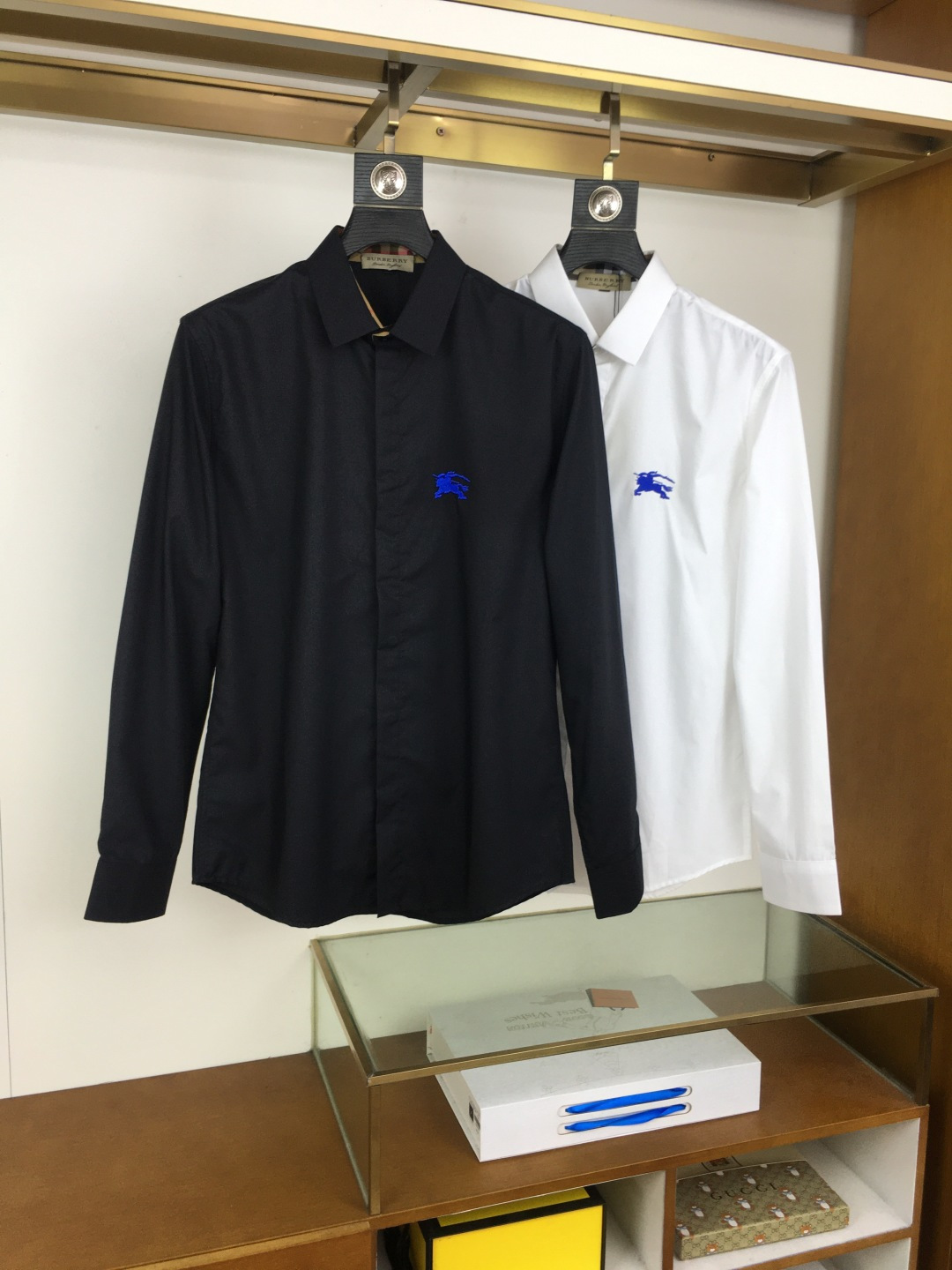 NO:511627,New shirt [Burber..y] 25SS new high-stretch high-density shirt, the business gentleman commuting style is fashionable and decent, and it is versatile to control long-sleeved shirts. In the busy urban life, every business gentleman is pursuing a fashionable and decent dress style. Today, we bring you a long-sleeved shirt specially designed for business commuting, using unique fabric craftsmanship to bring you a delicate and comfortable wearing experience. Delicate texture. After careful polishing, the surface of the fabric presents a delicate touch soft and comfortable touch. This unique texture not only enhances the comfort of the wearer, but also makes the shirt visually present a high-quality sense. The high-end collar design is fashionable and decent. Elegance and fashion have won the love of many business gentlemen. It not only shows the wearer's fashion taste, but also shows a decent and generous image in business occasions.  This shirt also uses high-quality fabrics, which have good breathability and moisture absorption. Even during long-term business activities, it can maintain a dry and comfortable wearing experience, allowing you to always maintain the best condition. Meet different needs and meet the dress needs of different business gentlemen, and can easily match various business occasions to show different styles and charm. Variety styles and easy to control various occasions. Whether it is daily office, business negotiation, or participating in various meetings and activities, you can easily deal with it. Its versatile style and delicate texture allow you to maintain confidence and calmness in any occasion. Make it a right-hand assistant in your career, allowing you to show a unique fashion taste and business style in your busy urban life. Color white, black Size M-3XL. [Please order to report height and weight].,,burberry,shirts,alexander wang19860909新品衬衫【Burber..y】 25SS新款高支高密衬衫,商务绅士通勤款时尚又得体,百搭好驾驭长袖衬衫,在繁忙的都市生活中,每一位商务绅士都在追求一种既时尚又得体的着装风格.今天,我们为您带来一款专为商务通勤打造的长袖衬衫,采用独特的面料工艺,为您带来细腻舒适的穿着体验.细腻质感.经过精心打磨处理,面料表面呈现出细腻的触感柔软舒适.这种独特的质感不仅提升了穿着的舒适度,更让衬衫在视觉上呈现出高级的品质感.高级领设计,时尚又得体.优雅、时尚赢得了众多商务绅士的喜爱.不仅展现出穿着者的时尚品味,更在商务场合中展现出得体大方的形象. 这款衬衫还选用优质面料,具有良好的透气性和吸湿性.即使在长时间的商务活动中,也能保持干爽舒适的穿着体验,让您始终保持最佳状态.满足不同需求.满足不同商务绅士的着装需求,都能轻松搭配各种商务场合,展现出不同的风格魅力.百搭款式,轻松驾驭各种场合.无论是日常办公、商务洽谈,还是参加各类会议、活动,都能轻松应对.其百搭的款式和细腻的质感,让您在任何场合下都能保持自信与从容.让它成为您职场生涯中的得力助手,让您在繁忙的都市生活中,展现出独特的时尚品味和商务风范. 颜色白色,黑色 尺码M-3XL.【下单报身高体重】.,,burberry,shirts,alexander wang,Men's clothing