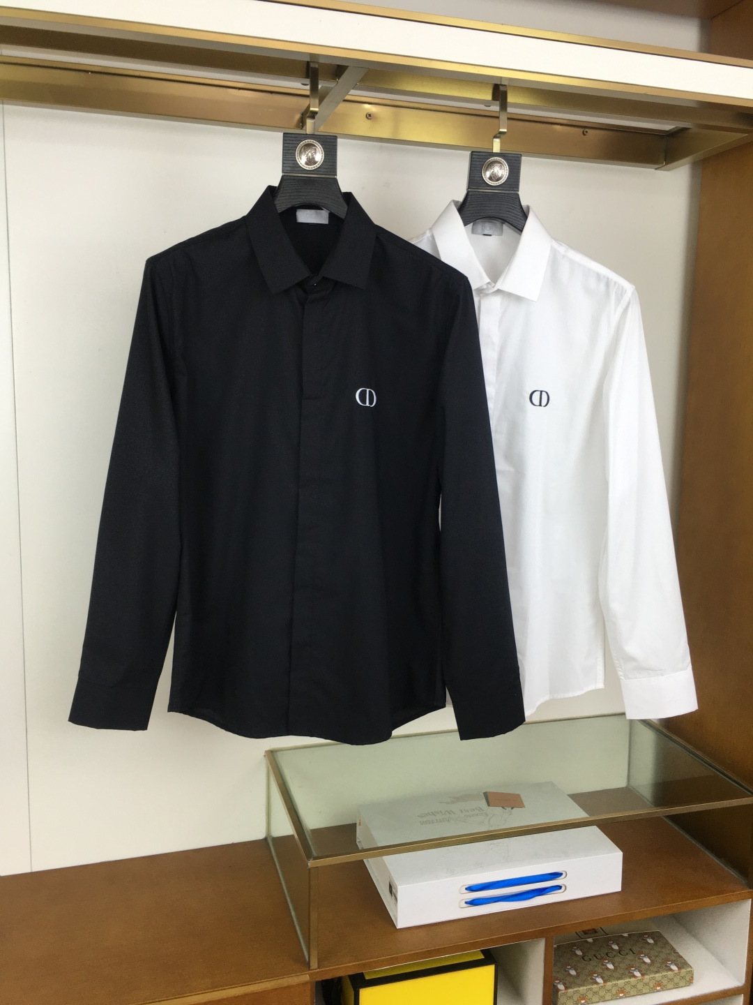 NO:511646,New shirt [Dio..r] 25SS new high-stretch high-density shirt, the business gentleman commuting style is fashionable and decent, and it is versatile to control long-sleeved shirts. In the busy urban life, every business gentleman is pursuing a fashionable and decent dress style. Today, we bring you a long-sleeved shirt specially designed for business commuting, using unique fabric craftsmanship to bring you a delicate and comfortable wearing experience. Delicate texture. After careful polishing, the fabric surface presents a delicate touch soft and comfortable touch. This unique texture not only enhances the comfort of the wearer, but also makes the shirt visually present a high-quality sense. The high-end collar design is fashionable and decent. Elegance and fashion have won the love of many business gentlemen. It not only shows the wearer's fashion taste, but also shows a decent and generous image in business occasions.  This shirt also uses high-quality fabrics, which have good breathability and moisture absorption. Even during long-term business activities, it can maintain a dry and comfortable wearing experience, allowing you to always maintain the best condition. Meet different needs and meet the dress needs of different business gentlemen. It can easily match various business occasions and show different styles and charm. Its versatile styles and easy control of various occasions. Whether it is daily office, business negotiation, or participating in various meetings and activities, it can be easily dealt with. Its versatile style and delicate texture allow you to maintain confidence and calmness in any occasion. Make it a right-hand assistant in your career, allowing you to show a unique fashion taste and business style in your busy urban life. Color white, black Size M-3XL. [Please order to report height and weight].,,dior,shirts,alexander wang19860909新品衬衫【Dio..r】 25SS新款高支高密衬衫,商务绅士通勤款时尚又得体,百搭好驾驭长袖衬衫,在繁忙的都市生活中,每一位商务绅士都在追求一种既时尚又得体的着装风格.今天,我们为您带来一款专为商务通勤打造的长袖衬衫,采用独特的面料工艺,为您带来细腻舒适的穿着体验.细腻质感.经过精心打磨处理,面料表面呈现出细腻的触感柔软舒适.这种独特的质感不仅提升了穿着的舒适度,更让衬衫在视觉上呈现出高级的品质感.高级领设计,时尚又得体.优雅、时尚赢得了众多商务绅士的喜爱.不仅展现出穿着者的时尚品味,更在商务场合中展现出得体大方的形象. 这款衬衫还选用优质面料,具有良好的透气性和吸湿性.即使在长时间的商务活动中,也能保持干爽舒适的穿着体验,让您始终保持最佳状态.满足不同需求.满足不同商务绅士的着装需求,都能轻松搭配各种商务场合,展现出不同的风格魅力.百搭款式,轻松驾驭各种场合.无论是日常办公、商务洽谈,还是参加各类会议、活动,都能轻松应对.其百搭的款式和细腻的质感,让您在任何场合下都能保持自信与从容.让它成为您职场生涯中的得力助手,让您在繁忙的都市生活中,展现出独特的时尚品味和商务风范. 颜色白色,黑色 尺码M-3XL.【下单报身高体重】.,,dior,shirts,alexander wang,Men's clothing