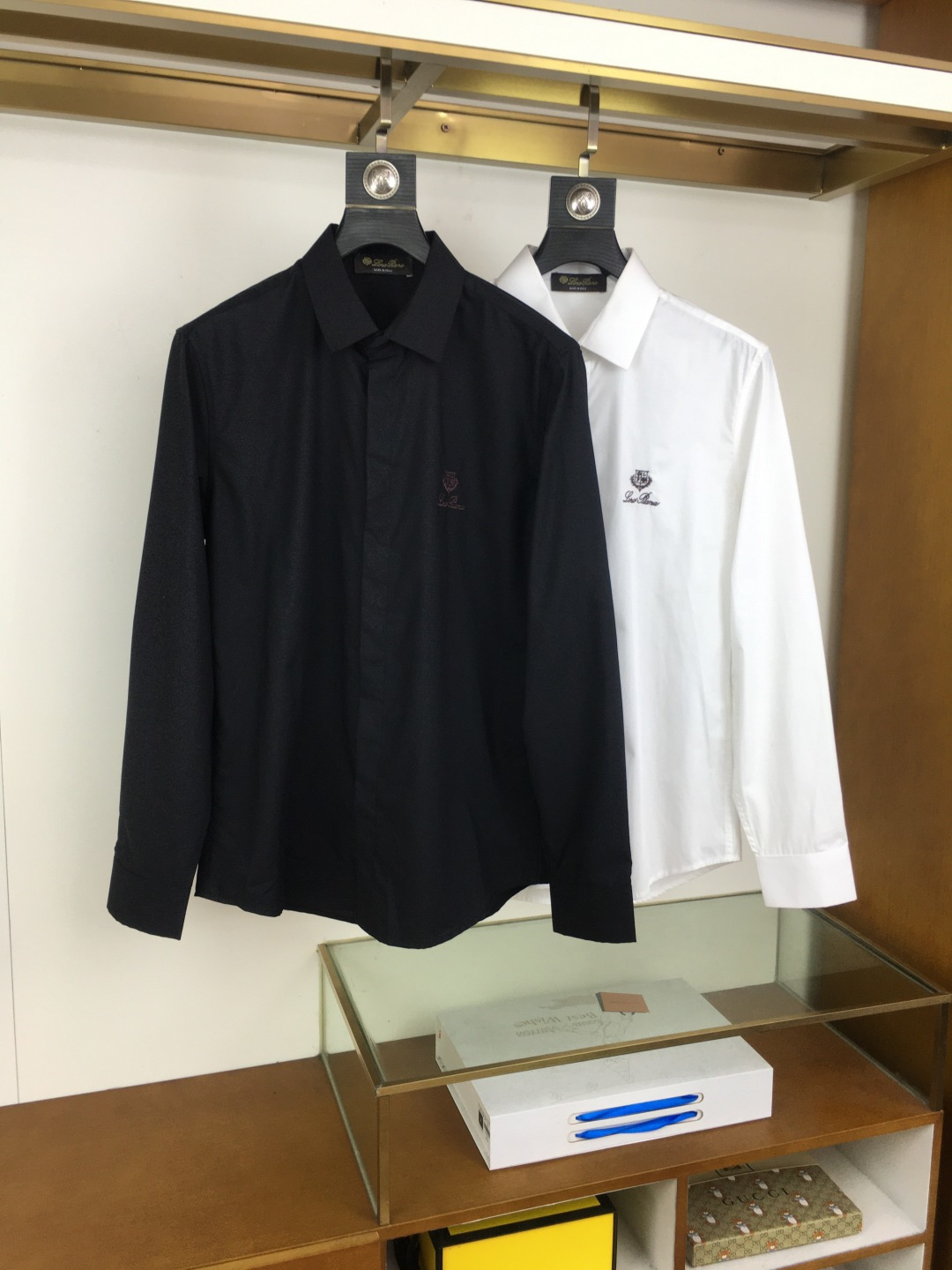 NO:511631,New shirt [LP] 25SS new high-stretch high-density shirt, the business gentleman commuting style is fashionable and decent, and it is versatile to control long-sleeved shirts. In the busy urban life, every business gentleman is pursuing a fashionable and decent dress style. Today, we bring you a long-sleeved shirt specially designed for business commuting, using unique fabric craftsmanship to bring you a delicate and comfortable wearing experience. Delicate texture. After careful polishing, the surface of the fabric presents a delicate touch soft and comfortable touch. This unique texture not only enhances the comfort of the wearer, but also makes the shirt visually present a high-quality sense. The high-end collar design is fashionable and decent. Elegance and fashion have won the love of many business gentlemen. It not only shows the wearer's fashion taste, but also shows a decent and generous image in business occasions.  This shirt also uses high-quality fabrics, which have good breathability and moisture absorption. Even during long-term business activities, it can maintain a dry and comfortable wearing experience, allowing you to always maintain the best condition. Meet different needs and meet the dress needs of different business gentlemen. It can easily match various business occasions and show different styles and charm. Its versatile styles and business negotiations can be easily handled. Whether it is daily office, business negotiations, or participating in various meetings and activities, it can be easily dealt with. Its versatile style and delicate texture allow you to maintain confidence and calmness in any occasion. Make it a right-hand assistant in your career, allowing you to show a unique fashion taste and business style in your busy urban life. Color white, black Size M-3XL. [Please order to report height and weight].,,loro piano,shirts,alexander wang19860909新品衬衫【LP】 25SS新款高支高密衬衫,商务绅士通勤款时尚又得体,百搭好驾驭长袖衬衫,在繁忙的都市生活中,每一位商务绅士都在追求一种既时尚又得体的着装风格.今天,我们为您带来一款专为商务通勤打造的长袖衬衫,采用独特的面料工艺,为您带来细腻舒适的穿着体验.细腻质感.经过精心打磨处理,面料表面呈现出细腻的触感柔软舒适.这种独特的质感不仅提升了穿着的舒适度,更让衬衫在视觉上呈现出高级的品质感.高级领设计,时尚又得体.优雅、时尚赢得了众多商务绅士的喜爱.不仅展现出穿着者的时尚品味,更在商务场合中展现出得体大方的形象. 这款衬衫还选用优质面料,具有良好的透气性和吸湿性.即使在长时间的商务活动中,也能保持干爽舒适的穿着体验,让您始终保持最佳状态.满足不同需求.满足不同商务绅士的着装需求,都能轻松搭配各种商务场合,展现出不同的风格魅力.百搭款式,轻松驾驭各种场合.无论是日常办公、商务洽谈,还是参加各类会议、活动,都能轻松应对.其百搭的款式和细腻的质感,让您在任何场合下都能保持自信与从容.让它成为您职场生涯中的得力助手,让您在繁忙的都市生活中,展现出独特的时尚品味和商务风范. 颜色白色,黑色 尺码M-3XL.【下单报身高体重】.,,loro piana,shirts,alexander wang,Men's clothing