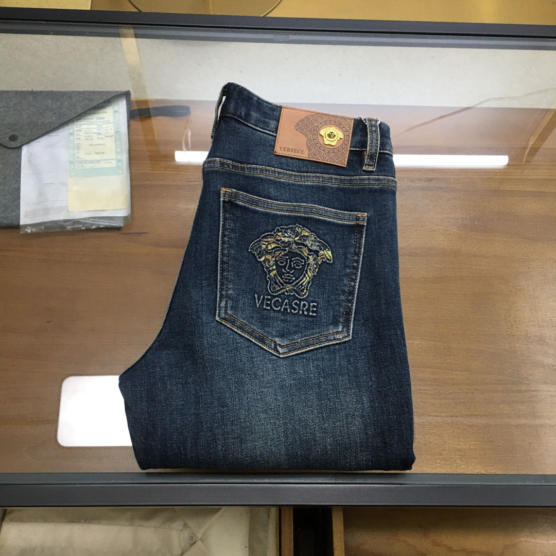 NO:510716,New denim 【Versac】 High-end customization, the latest jeans in autumn and winter 2025, released at the counter simultaneously, original custom reproduction, customer-supplied hardware and accessories, original quality, imported fixed-color denim fabric, heavy-industrial washing, fine workmanship and excellent upper body!  Preferred single items: 29-38, No 37, versace, jeans, alexander wang19860909新品牛仔【Versac】 高端定制、2025秋冬最新款牛仔裤 柜台同步发售 原版定制复刻 客供五金辅料 原单品质 进口固色牛仔面料 重工洗水 做工走线精细 上身绝佳！优选单品 码数29-38无37,,versace,jeans,alexander wang,Men's clothing