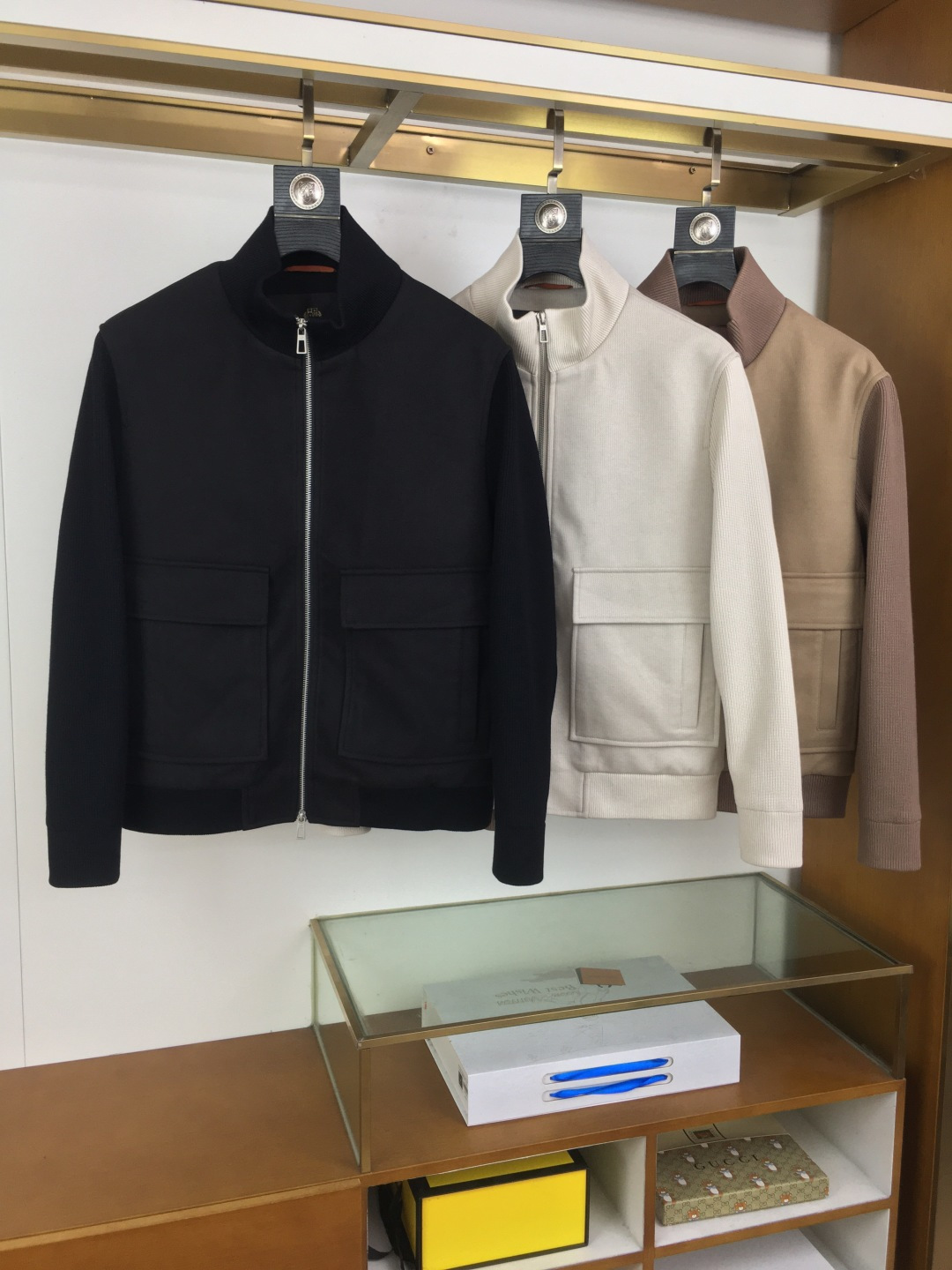 NO:510727,New counter product [LP...] High version 25 autumn and winter new simple style wool spliced ​​knitted sleeve jacket, a must-have business short stand-up collar jacket for elite men. Original OEM production, leading the release of major buyers. The ultimate simple and charming phenomenon-level item, thick and warm woolen material, continues the brand's exquisite tailoring craftsmanship, and a versatile artifact that is essential for wardrobe!  It is not just a clothing brand, it represents one of the highest artistic achievements of handmade customization for men's clothing. It combines Italy's long-standing tradition of handcrafting, persistent pursuit of top materials and infinite demands for perfect details, creating comfortable and elegant clothing for gentlemen who pursue the ultimate. Having one is one of the ultimate manifestations of taste, wealth and pursuit of excellent life.  The classic urban male minimalism is low-key and subtle. The metal pendant zipper design shows the brand image. It is made of fully customized imported wool material, with double-layer lining, warm and first-class in autumn and winter, and the texture is very unique. You can tell that the layered texture and cumbersome craftsmanship are all unreplicable. It is quite broad and natural, and the whole style is also excellent. It seems simple, but it is actually amazing. The workmanship in all parts of the body is perfectly displayed. No matter how much you say, it is empty talk. Only by getting it carefully check can you understand the secret!  Color black Apricot beige Size M-3XL M Size Bust 110 Shoulder width 47 Sleeve length 55 Sleeve length 67 L Size Bust 114 Shoulder width 48 Sleeve length 56 Sleeve length 68 XL Size Bust 118 Shoulder width 49 Sleeve length 57 Sleeve length 69 2XL Size Bust 122 Shoulder width 50 Sleeve length 58 Sleeve length 70 3XL Size Bust 126 Shoulder width 51 Sleeve length 59 Sleeve length 71 Size Recommended sizes M Size M Size 130 catties, 130-145 catties, 145-160 catties, 145-160 catties, 160-175 kg, 2XL Size 175-185 catties, 3XL, ,loro piana, jackets & coats, jackets & coats, alexander wang19860909专柜新品【LP...】高版本 25秋冬新款简约风毛呢拼接针织袖外套,精英男士必备商务短款立领夹克.原版代工出品,领先各大买手店发布.极致简约且魅力十足的现象级单品,厚实保暖的毛呢材质,延续该品牌精致的剪裁工艺,衣橱必备的百搭神器！ 不仅仅是一个服装品牌,它代表着男装手工定制的最高艺术成就之一.它融合了意大利悠久的手工传统、对顶级材料的执着追求和对完美细节的无限苛求,为追求极致的绅士们打造出舒适优雅、堪称艺术品的服装.拥有一件,是品味、财富和对卓越生活追求的终极体现之一. 经典的都市型男极简主义,低调含蓄.金属挂件拉链设计.彰显品牌形象.全定制的进口毛呢材质打造而成,双层内衬,秋冬季节保暖一流,质感十分独特,大家感受面料即可知晓,那种富有层次的质感,以及繁琐的工艺都是无复制的存在.挺阔自然,衬托的整个版型也是极为出色,看似简单,实则让人惊艳,浑身上下的各处做工都是完美的细节彰显.说的再多东西没看到都是空话,只有拿到了细细把关才能明白奥秘所在！颜色黑色 杏色 米色 尺码M-3XL M码 胸围110 肩宽47 袖长55 衣长67 L码 胸围114 肩宽48 袖长56 衣长68 XL码胸围118 肩宽49 袖长57 衣长69 2XL码 胸围122 肩宽50 袖长58 衣长70 3XL码 胸围126 肩宽51 袖长59 衣长71 尺码推荐 130斤以内穿M码,130-145斤穿L码,145-160斤穿XL码,160-175斤穿2XL码,175-185斤穿3XL,,loro piana,jackets & coats,jackets & coats,alexander wang,Men's clothing