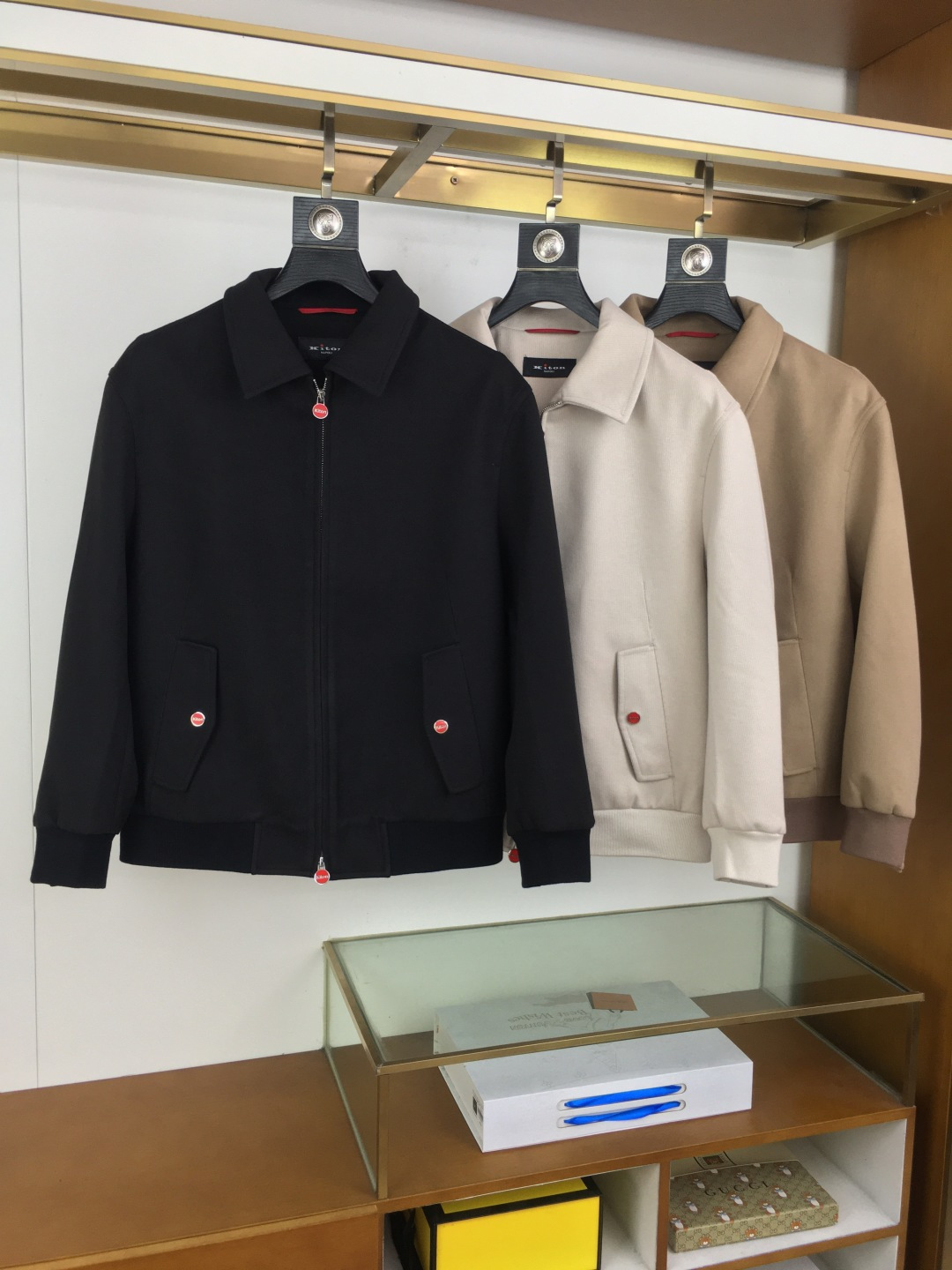 NO:510706,New counter product [kito...] High version 25 autumn and winter new Kiton old-fashioned wool jacket, a must-have business short lapel jacket for elite men. It is produced in Italy, leading the release of major buyers. The ultimate simple and charming phenomenon-level item, the thick and warm woolen material continues the exquisite tailoring technology of Kiton, and a versatile artifact that is essential for the wardrobe!  Kiton is not just a clothing brand, it represents one of the highest artistic achievements of handmade customization for men’s clothing. It combines Italy’s long-standing tradition of handcrafting, persistent pursuit of top materials and infinite demands for perfect details, creating comfortable and elegant clothing for gentlemen who pursue the ultimate. Owning a Kiton is one of the ultimate manifestations of taste, wealth and pursuit of excellent life.  The classic urban male minimalism is low-key and subtle. The metal pendant zipper design shows the brand image. It is made of fully customized imported wool material, with double-layer lining, warm and first-class in autumn and winter, and the texture is very unique. You can tell that the layered texture and cumbersome craftsmanship are all unreplicable. It is quite broad and natural, and the whole style is also excellent. It seems simple, but it is actually amazing. The workmanship in all parts of the body is perfectly displayed. No matter how much you say, it is empty talk. Only by getting it carefully check can you understand the secret!  Color black Apricot Khaki Size M-3XL M Size Bust 110 Shoulder width 47 Sleeve length 55 Sleeve length 67 L Size Bust 114 Shoulder width 48 Sleeve length 56 Sleeve length 68 XL Size Bust 118 Shoulder width 49 Sleeve length 57 Sleeve length 69 2XL Size Bust 122 Shoulder width 50 Sleeve length 58 Sleeve length 70 3XL Size Bust 126 Shoulder width 51 Sleeve length 59 Sleeve length 71 Size Recommended sizes M Size M Size 130 catties, 130-145 catties, 145-160 kg, 160-175 catties, 2XL Size 175-185 catties, 3XL, , jackets & coats, jackets & coats, alexander wang19860909专柜新品【kito...】高版本 25秋冬新款Kiton老钱风毛呢外套,精英男士必备商务短款翻领夹克.意大利代工出品,领先各大买手店发布.极致简约且魅力十足的现象级单品,厚实保暖的毛呢材质,延续Kiton家精致的剪裁工艺,衣橱必备的百搭神器！ Kiton 不仅仅是一个服装品牌,它代表着男装手工定制的最高艺术成就之一.它融合了意大利悠久的手工传统、对顶级材料的执着追求和对完美细节的无限苛求,为追求极致的绅士们打造出舒适优雅、堪称艺术品的服装.拥有一件 Kiton,是品味、财富和对卓越生活追求的终极体现之一. 经典的都市型男极简主义,低调含蓄.金属挂件拉链设计.彰显品牌形象.全定制的进口毛呢材质打造而成,双层内衬,秋冬季节保暖一流,质感十分独特,大家感受面料即可知晓,那种富有层次的质感,以及繁琐的工艺都是无复制的存在.挺阔自然,衬托的整个版型也是极为出色,看似简单,实则让人惊艳,浑身上下的各处做工都是完美的细节彰显.说的再多东西没看到都是空话,只有拿到了细细把关才能明白奥秘所在！颜色黑色 杏色 卡其 尺码M-3XL M码 胸围110 肩宽47 袖长55 衣长67 L码 胸围114 肩宽48 袖长56 衣长68 XL码胸围118 肩宽49 袖长57 衣长69 2XL码 胸围122 肩宽50 袖长58 衣长70 3XL码 胸围126 肩宽51 袖长59 衣长71 尺码推荐 130斤以内穿M码,130-145斤穿L码,145-160斤穿XL码,160-175斤穿2XL码,175-185斤穿3XL,,jackets & coats,jackets & coats,alexander wang,Men's clothing