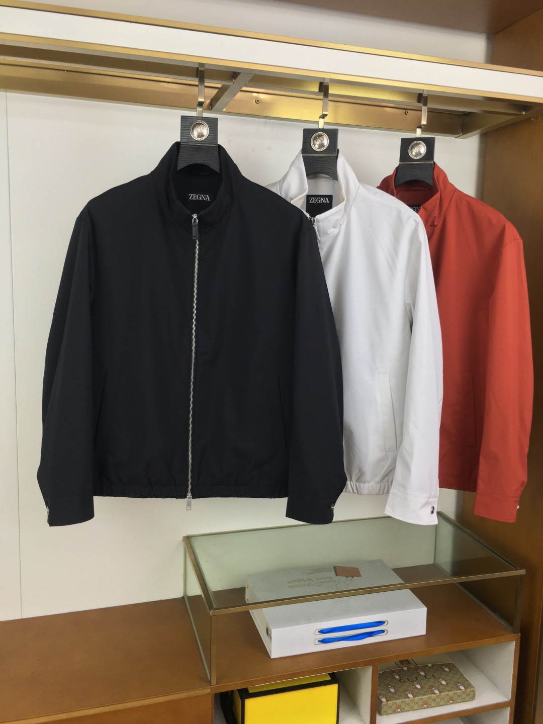 NO:510709,New counter product [Zegn] high version 2025 new ZG Jennya, the counter classic stand-up collar thin jacket, open mold custom hardware accessories, three standards, simple and elegant overall, polyester fiber, this fabric has the characteristics of wear resistance and easy to care, and the hem has elastic edge-closing design, which can better fit the body and keep warm. The back collar position is the brand logo and strip decoration to add a hint of highlight and uniqueness to the whole, and the upper body is crisp and stylish!  Color black orange red white. Number of codes 48-56, zegna, jackets & coats, alexander wang19860909专柜新品【Zegn】高版本 2025上新ZG杰尼*亚 专柜经典立领轻薄款外套,开模定制五金辅料、三标齐,整体简单大方、采用聚酯纤维 这种面料具有耐磨 易打理等特点,下摆处带有弹性收边设计,能够更好地贴合身体、保持温暖,背部领口位置品牌标志条形装饰为整体添加一丝亮点和独特性,上身挺括有型！颜色黑色 橘红色 白色.码数48-56,,zegna,jackets & coats,alexander wang,Men's clothing