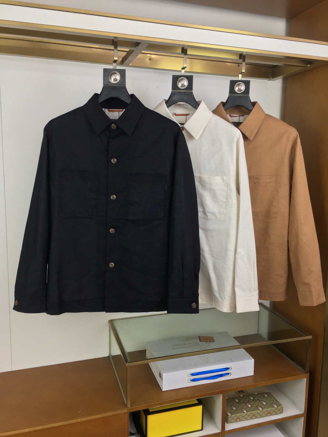 NO:510721,New counter product [LP] high-end 25 spring and summer new Loro pi*na high-end linen business shirt jacket. Italian OEM order, simple and high-end urban temperament style, luxurious horn buckle design, double-layer lining, low-key and luxurious quality, and the same cabinet-level quality. Excellent upper body performance, versatile choice, and great value-performance sharing!  !  As a classic combination of simple elements for boys, it is also one of the must-have styles for men!  LP, the top luxury brand with a long history and noble luxury from Italy, has been pursuing excellent quality and handicrafts for the past hundred years. The LP products are the best choice in any aspect. They must have styles, effect on the upper body, tailoring, design and design, and they are lasting. The aristocratic aura of the upper body cannot be replaced and they are very classy!  The fabric is made of linen-blended material, with a double-layer lining design. After multiple special craftsmanship, it perfectly maintains its comfort and texture beauty. The texture structure restores the natural pure and simple nature of linen, light and soft, quite durable, low-key and elegant, full of artistic conception. It has excellent breathability and moisture absorption, and is particularly comfortable in skin-friendly. Size M-3XL Color Khaki Black Beige M Size Bust 106 Shoulder width 47 Sleeve length 60 Sleeve length 69 L Size Bust 110 Shoulder width 48 Sleeve length 61 Sleeve length 70 XL Size Bust 114 Shoulder width 49 Sleeve length 62 Sleeve length 71 2XL Size Bust 118 Shoulder width 50 Sleeve length 63 Sleeve length 72 3XL Size Bust 122 Shoulder width 51 Sleeve length 64 Sleeve length 73 Size Recommended  M codes within 130 catties, L codes within 130-145 catties, XL codes within 145-160 catties, XL codes within 160-175 catties, 2XL codes within 175-185 catties, 3XL codes within 175-185 kg, loro piana, loro piana, jackets & coats, alexander wang19860909专柜新品【LP】高版 25春夏新款Loro pi*na高端亚麻商务衬衣外套.意大利代工订单,简约高级的都市气质风范,奢华牛角扣设计,双层内衬,低调奢华品质感,同柜级别品质.绝佳的上身性能,百搭之选,超值性价比分享！！作为男生简约元素经典搭配,也是男士简约必入的款式之一！ 来自意大利历史悠久尊贵奢华的顶奢品牌LP,在过去一百年来Loro Piana一直追求卓越的质量和手工.LP的东西无论是哪个方面都是最好的选择,要款式有款式,要上身效果有效果,要剪裁有剪裁,要设计有设计,而且经久不衰,上身的贵族气场无法替代,并且很有档次！ 面料选用亚麻混纺材质,双层内衬设计,经过多道特殊工艺的洗礼,完美的保持了它的舒适感与肌理美感.纹理构造还原了亚麻自然纯粹与质朴的本性,轻盈柔软,相当耐看,低调儒雅,意境十足.透气性与吸湿性极佳,亲肤感尤为舒适.尺码M-3XL 颜色卡其 黑色 米色 M码 胸围106 肩宽47 袖长60 衣长69 L码 胸围110 肩宽48 袖长61 衣长70 XL码胸围114 肩宽49 袖长62 衣长71 2XL码 胸围118 肩宽50 袖长63 衣长72 3XL码 胸围122 肩宽51 袖长64 衣长73 尺码推荐 130斤以内穿M码,130-145斤穿L码,145-160斤穿XL码,160-175斤穿2XL码,175-185斤穿3XL,,loro piana,loro piana,jackets & coats,alexander wang,Men's clothing