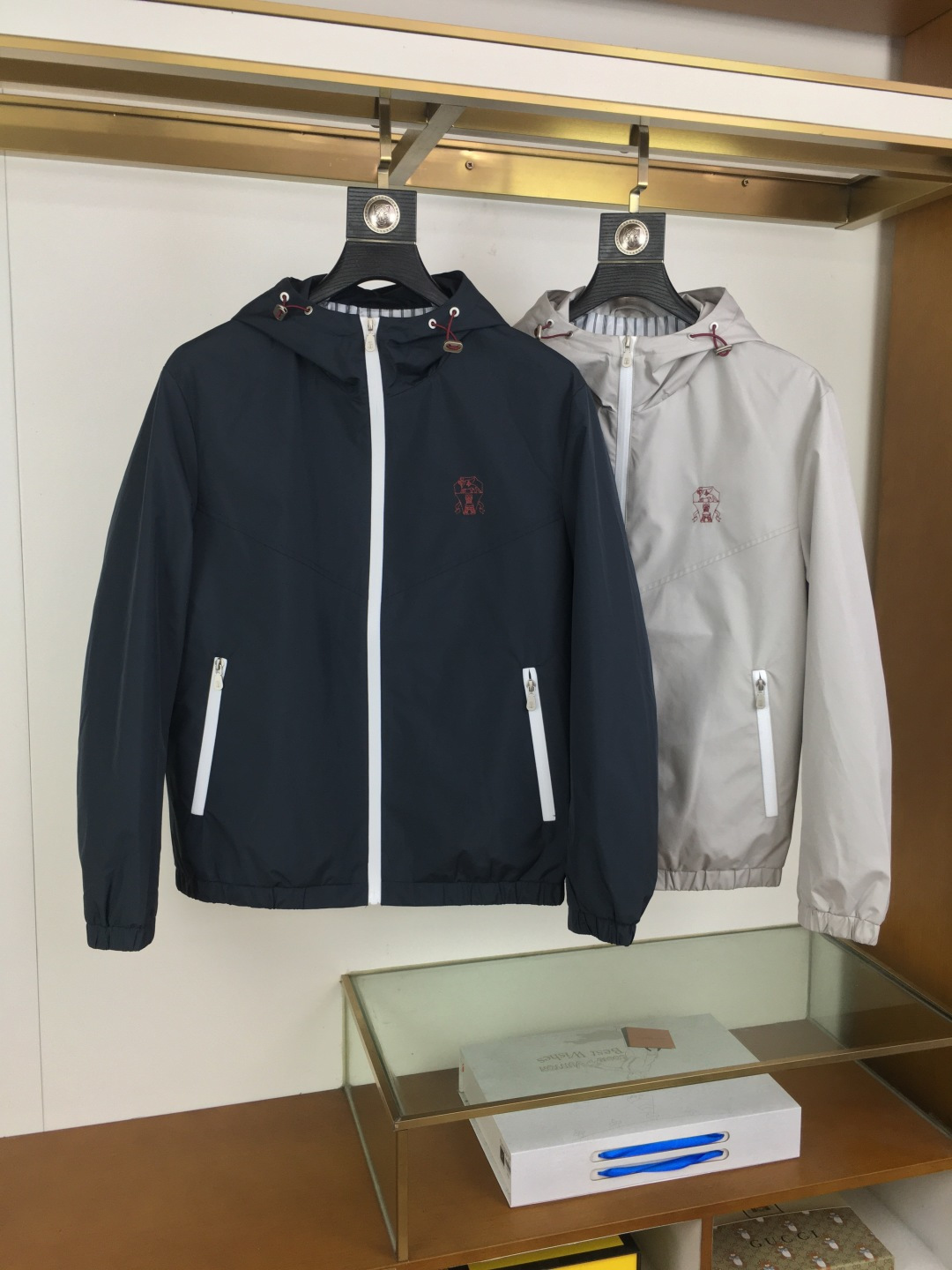 NO:510724,New counter product [BC] 25 autumn and winter BC hooded zipper jacket, men's embroidery logo design technology fabric outdoor windproof jacket. Shared by top domestic sales channels, the top Italian luxury brand Brunello Cuci*elli, is known as 'the real luxury in the clothing industry'. It integrates fashionable urban style and practical design, presenting the brand's luxury temperament style, which is a must-have for urban handsome men!  All BC clothing uses the top-notch fabrics in the clothing industry today, and the unique traditional handicrafts in Italy make the brand known as 'the real luxury in the clothing industry'. Each piece of clothing will be checked at least 6 times inside and outside before it is released to ensure that all quality can reach the level of Brunello Cuci*elli. BC’s things are undoubtedly the best choice in any aspect. They must have styles, the upper body effect must be effective, tailored, and designed, and they are lasting. The aristocratic aura of the upper body cannot be replaced and they are very classy!  The unique technological nylon material has a subtle touch and a seductive gloss. The double-layer lining design style is absolutely comfortable to the top. With the top-notch craftsmanship and various details, it is enough to make people feel the level of this style intuitively and three-dimensionally, which adds points to the wearer!  Size M-3XL Color off-white Navy M Size M Bust 108 Shoulder width 46 Sleeve length 60 Sleeve length 65 L Size bus 112 Shoulder width 47 Sleeve length 61 Sleeve length 66 XL Size bus 116 Shoulder width 48 Sleeve length 62 Sleeve length 67 2XL Size bus 120 Shoulder width 49 Sleeve length 63 Sleeve length 68 3XL Size bus 124 Shoulder width 50 Sleeve length 64 Sleeve length 69 Size recommended size M Size M Size within 130 catties, L Size 130-145 catties, XL Size 145-160 catties, XL Size 160-175 kg, 2XL Size 175-190 catties, 3XL Size, brunello cucinelli, jackets & coats, jackets &  coats, hats, alexander wang19860909专柜新品【BC】 25秋冬新款BC连帽拉链夹克,男士刺绣标识设计科技面料户外防风外套.顶级内销渠道分享,意大利顶级奢侈品牌Brunello Cuci*elli,被誉为“服装界真正的奢侈品”.集时髦的都市风格与实用设计于一体,呈现出品牌的奢华气质范儿,都市型男必备！ BC所有服饰均选用现今服装界最顶级的面料,加上意大利得天独厚的传统手工艺使得该品牌又有 “服装界真正的奢侈品” 之美誉.每件服饰在面世前至少会被里里外外检查6遍以上,以保证所有的品质都能达到Brunello Cuci*elli 的级别.BC的东西无论是哪个方面无疑都是最好的选择,要款式有款式,要上身效果有效果,要剪裁有剪裁,要设计有设计,而且经久不衰,上身的贵族气场无法替代,并且很有档次！ 独特的科技尼龙材质,触感微妙,光泽度更是撩人.双层内衬设计风格,上身舒适度绝对到顶.加上顶级的工艺打造,各种细节的处理,足以让人直观立体的感受到此款的档次所在,更为穿着者加分！尺码M-3XL 颜色灰白色 藏青色 M码 胸围108 肩宽46 袖长60 衣长65 L码 胸围112 肩宽47 袖长61 衣长66 XL码胸围116 肩宽48 袖长62 衣长67 2XL码 胸围120 肩宽49 袖长63 衣长68 3XL码 胸围124 肩宽50 袖长64 衣长69 尺码推荐 130斤以内穿M码,130-145斤穿L码,145-160斤穿XL码,160-175斤穿2XL码,175-190斤穿3XL码,,brunello cucinelli,jackets & coats,jackets & coats,hats,alexander wang,Men's clothing