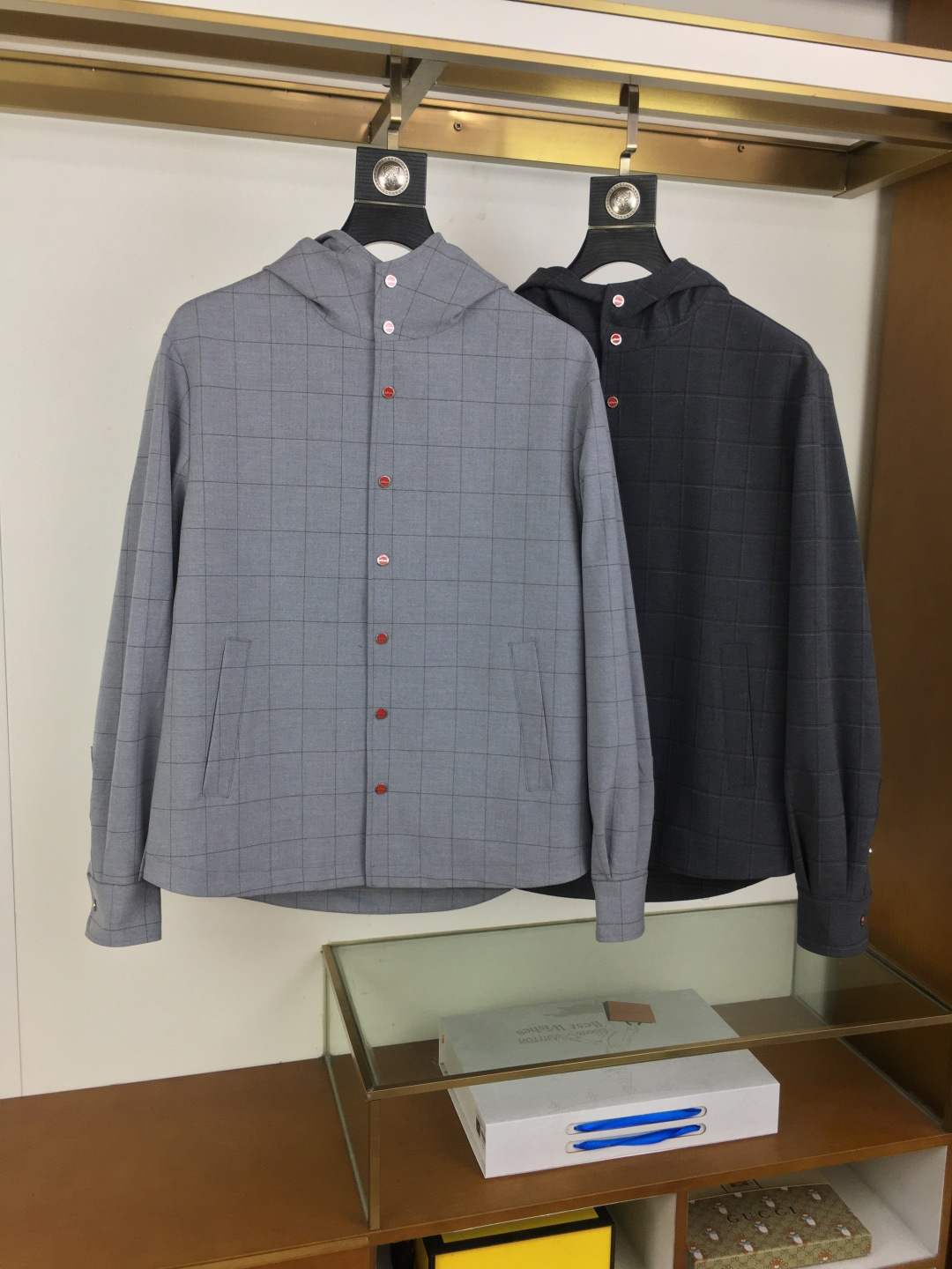 NO:512610,New counter product [Kiton] 2025 autumn and winter new men's jacket, original single three-standard full high-end version!  Hooded counter style, high-quality counter fabric, breathable and comfortable, impeccable details, brand elements design concept, exquisite workmanship and complex craftsmanship, professional purchasing grade reflects high quality. The feel is delicate and soft!  It is casually cut, with a great upper body style!  Original production Number of codes M~XXXL,,jackets & coats,jackets & coats,hats,alexander wang19860909专柜新品【Kiton】 2025秋冬新款男士夹克外套,原单三标齐全高端版本！连帽专柜款式 高定专柜面料 透气舒适度高,细节无可挑剔,品牌元素设计理念,做工考究工艺复杂,专业代购级体现高品质.手感细腻柔软！呈现休闲裁剪,上身版型超赞！ 原单出品 码数M～XXXL,,jackets & coats,jackets & coats,hats,alexander wang,Men's clothing