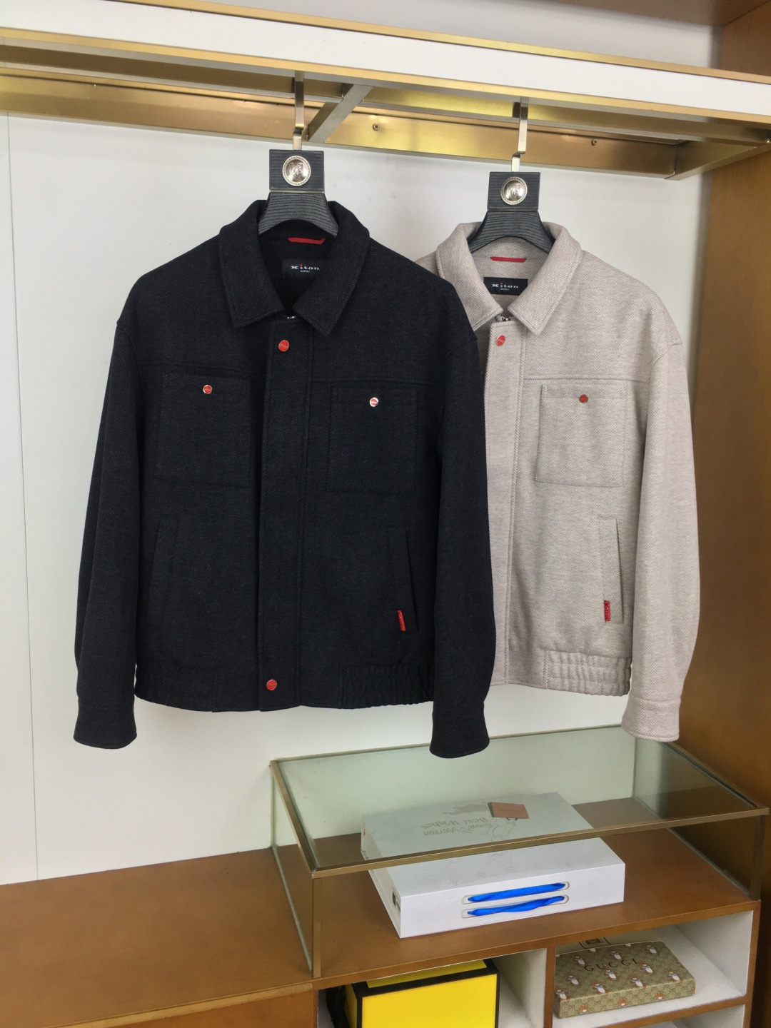 NO:512608,New jacket [Kiton] 2025 autumn and winter new men's jacket, original single three-standard full high-end version!  Lapel style, high-quality counter fabric, breathable and comfortable, impeccable details, brand elements design concept, exquisite workmanship and complex craftsmanship, professional purchasing grade reflects high quality. The feel is delicate and soft!  It is casually cut, with a great upper body style!  Original production Number of codes M~XXXL,,jackets & coats,jackets & coats,alexander wang19860909新品夹克【Kiton】 2025秋冬新款男士夹克外套,原单三标齐全高端版本！翻领款式 高定专柜面料 透气舒适度高,细节无可挑剔,品牌元素设计理念,做工考究工艺复杂,专业代购级体现高品质.手感细腻柔软！呈现休闲裁剪,上身版型超赞！ 原单出品 码数M～XXXL,,jackets & coats,jackets & coats,alexander wang,Men's clothing